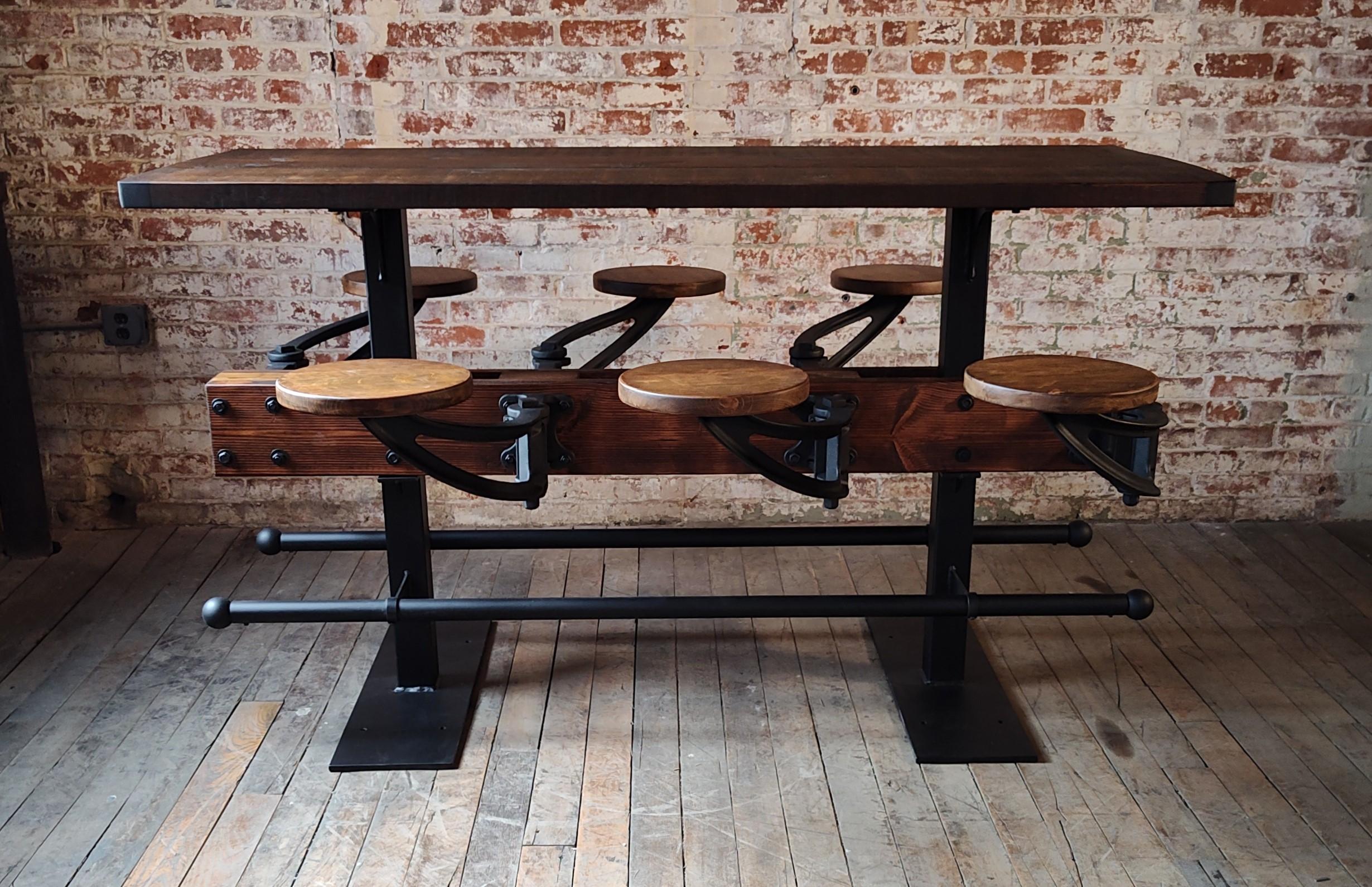 The Original Swing-Out Seat Table - Barhöhe mit Kiefernplatte (amerikanisch) im Angebot