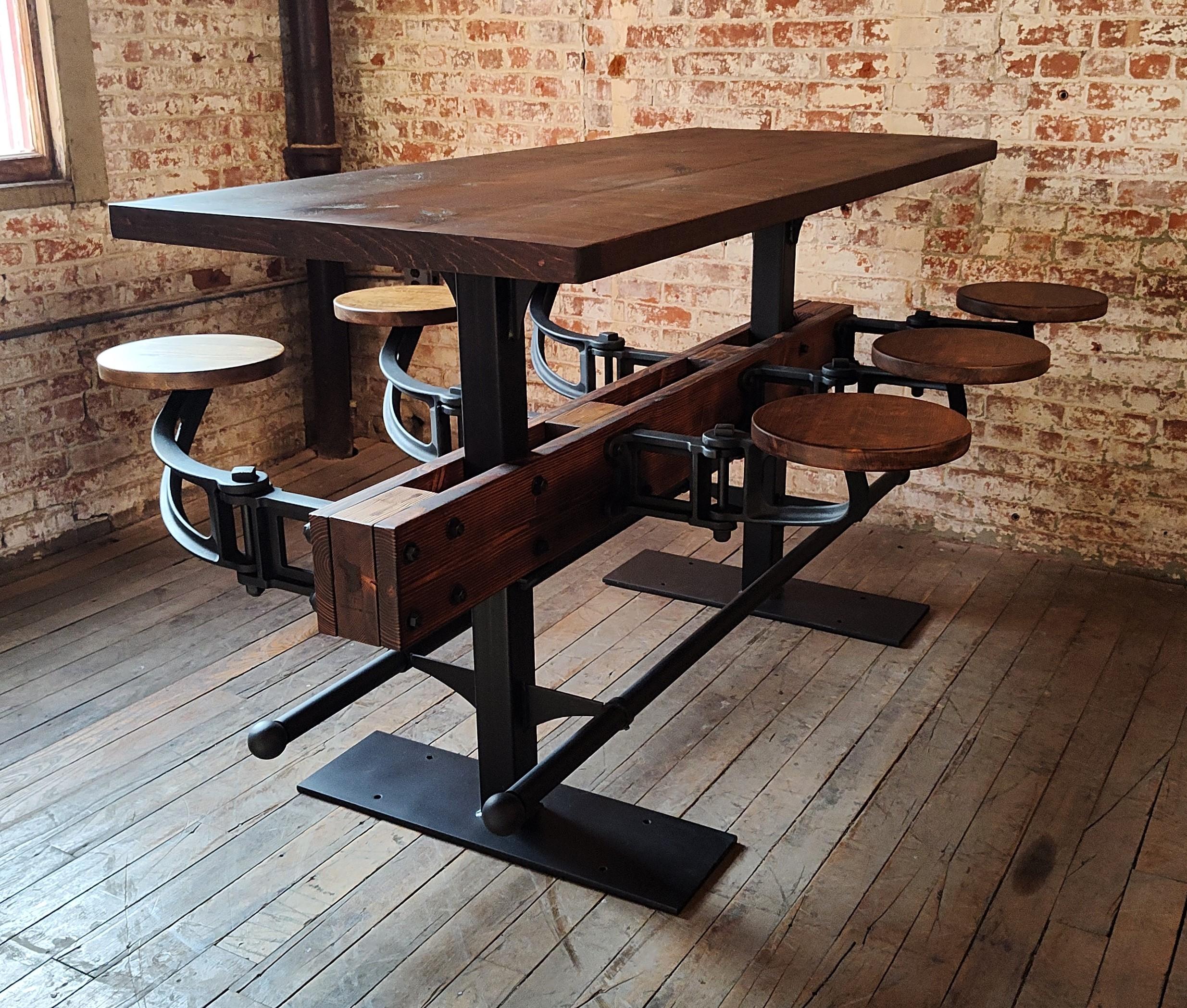 The Original Swing-Out Seat Table - Barhöhe mit Kiefernplatte (Stahl) im Angebot
