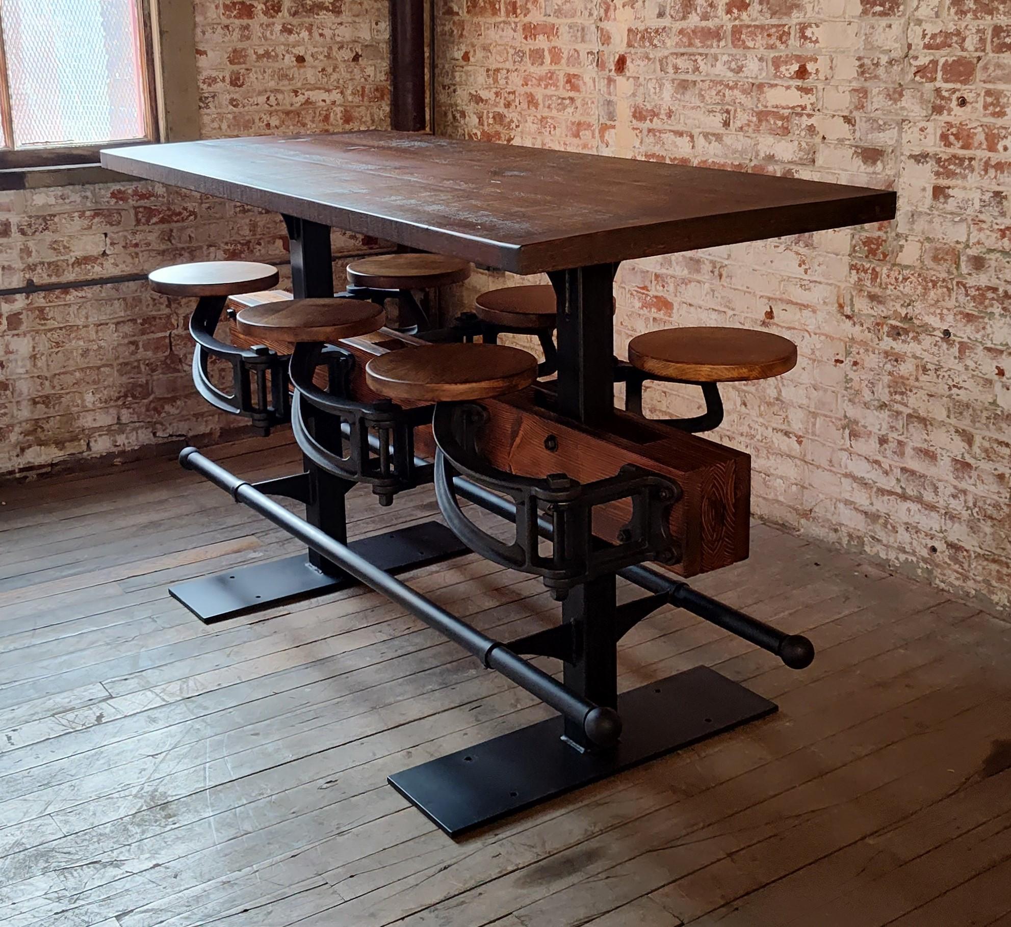 The Original Swing-Out Seat Table - Barhöhe mit Kiefernplatte im Angebot 1