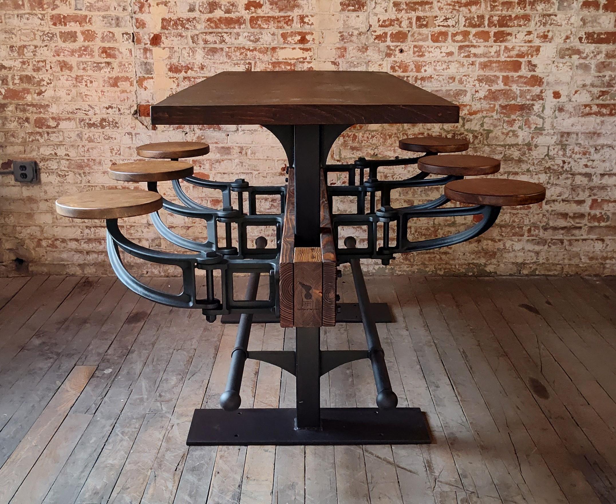 The Original Swing-Out Seat Table - Barhöhe mit Kiefernplatte im Angebot 3