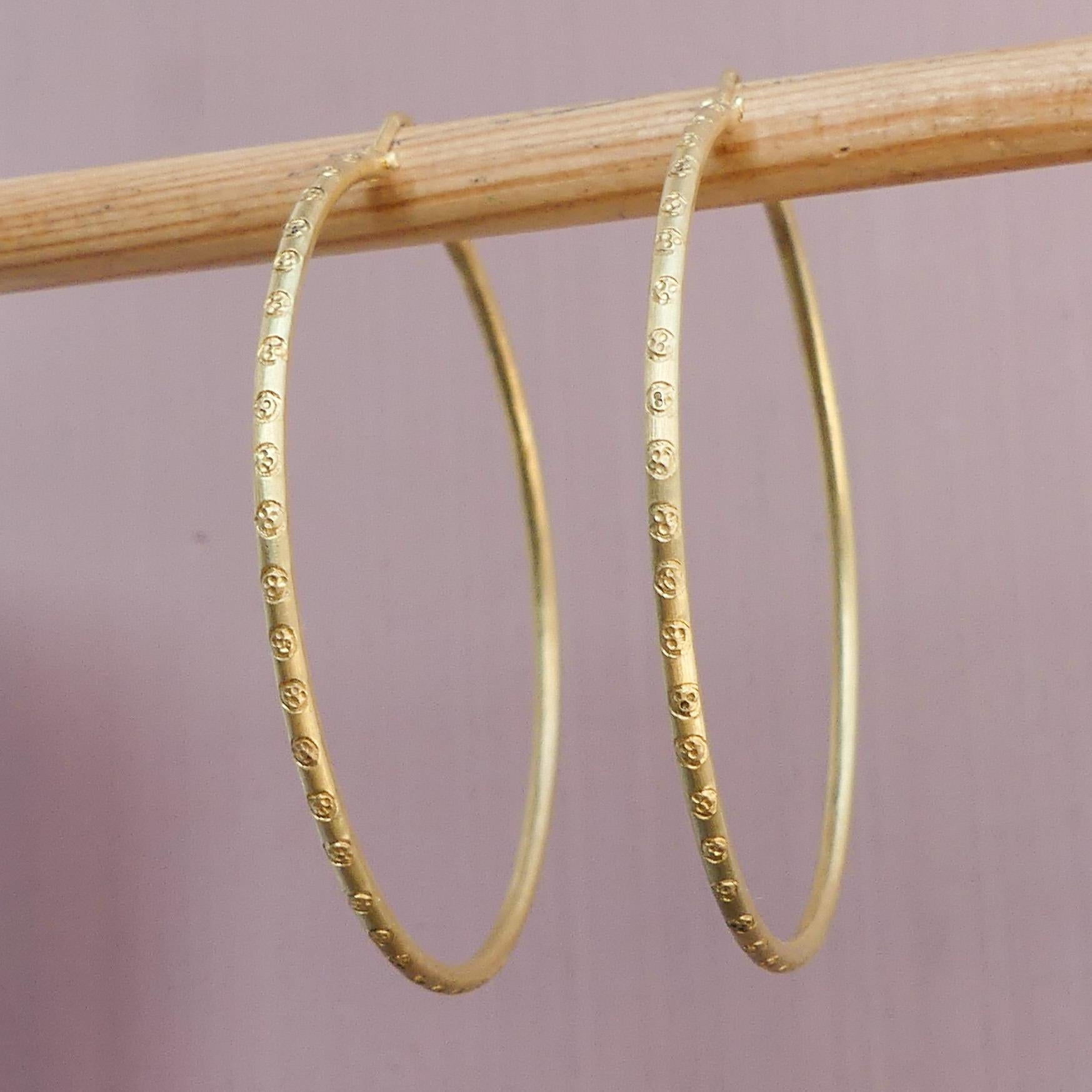 The Osetta Ethical Gold Hoop Earrings In New Condition For Sale In London, GB