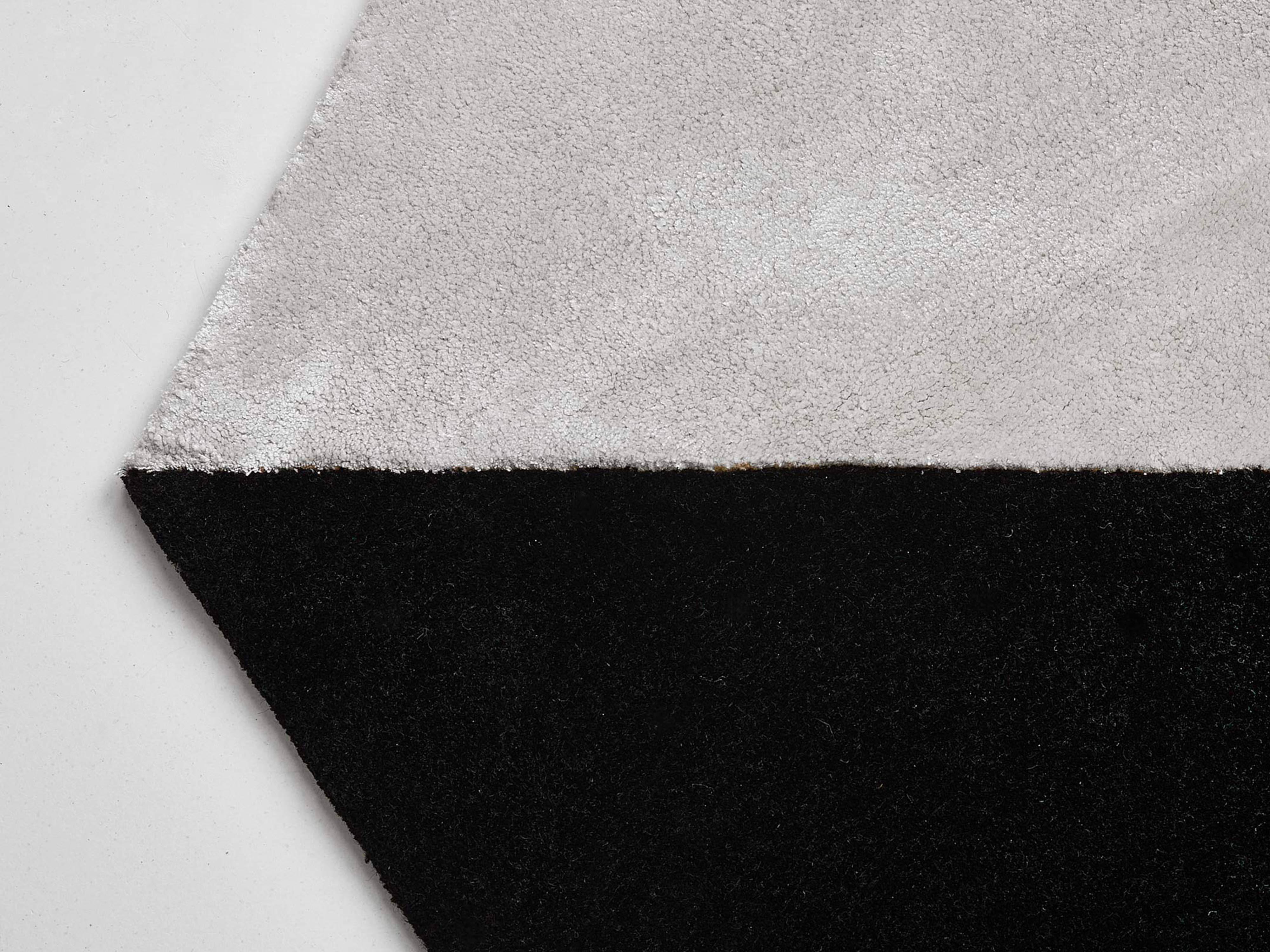 El Otro Lado Alfombra Blanca y Negra 2 de Pierre Gonalons Paradisoterrestre Italiano en venta