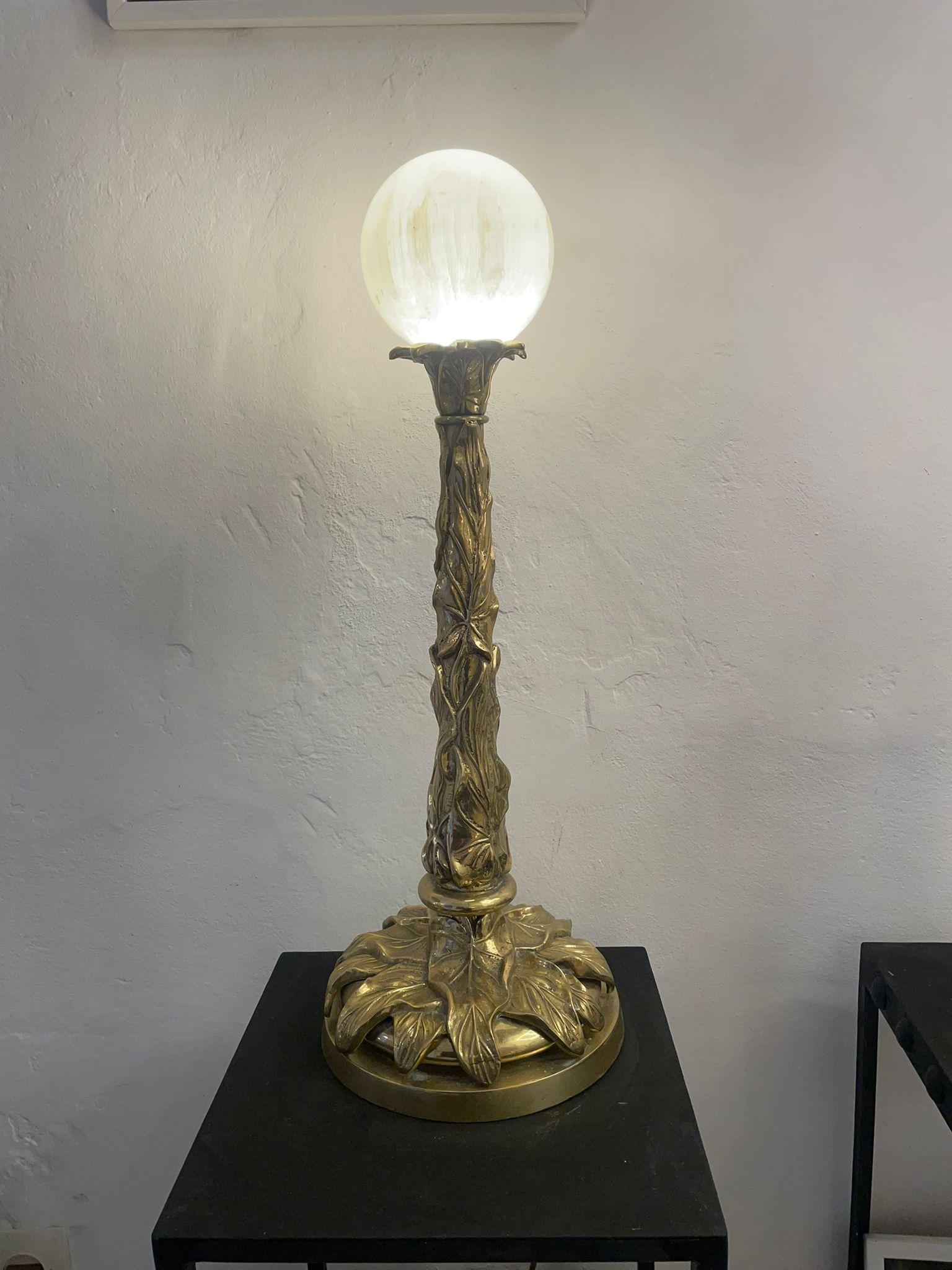 Lampe aus gegossenem Messing mit Selenit-Kristallkugel von Neo Kasbah, Ouarzazazate (Gegossen) im Angebot