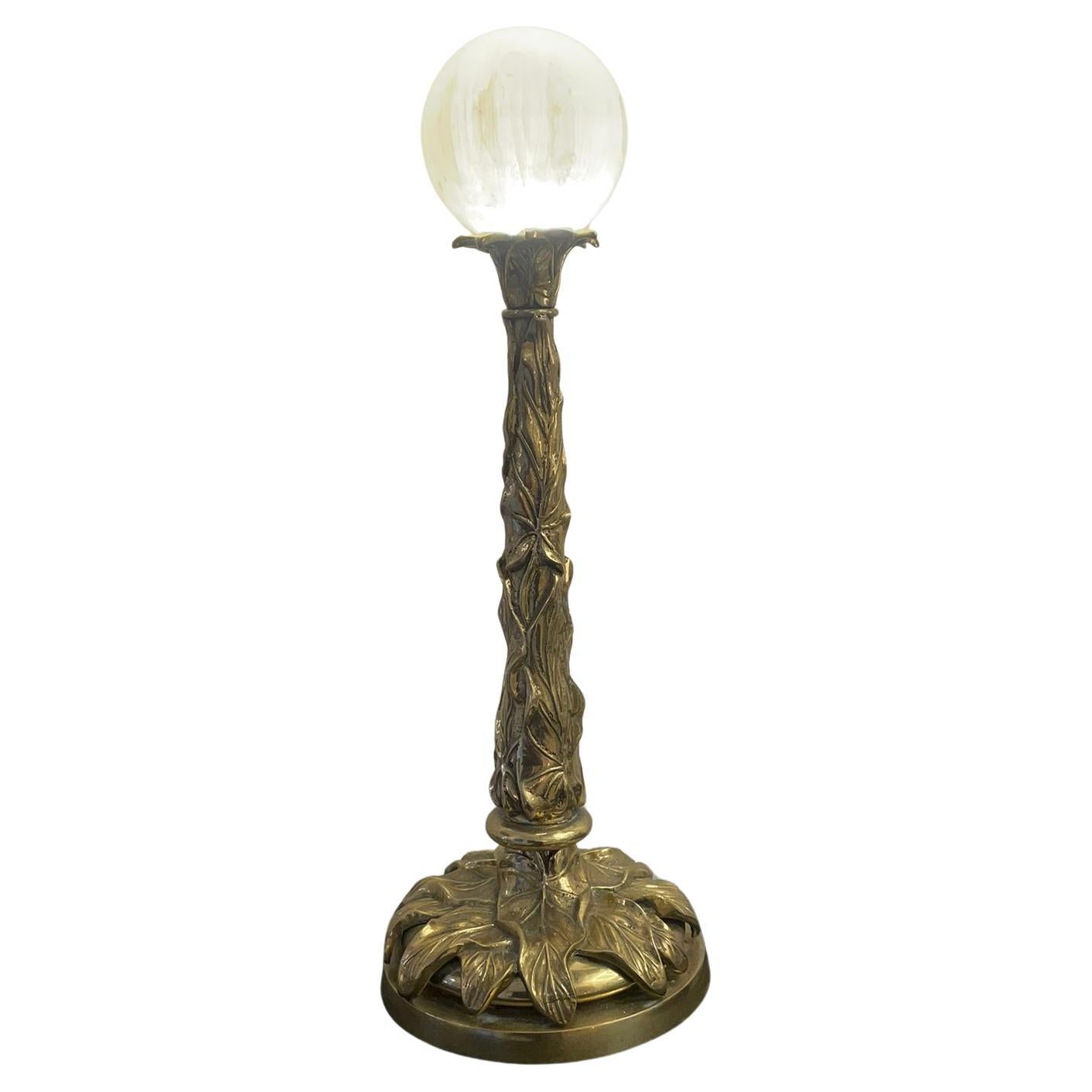 Die Lampe von Ouarzazate

Die Ouarzazate-Lampe aus handgefertigtem, goldenem Messing ist mit zart verschlungenen Blättern entlang des Sockels und des Körpers verziert und wird von einer leuchtenden Selenitkugel gekrönt. Eine nahtlose Mischung aus