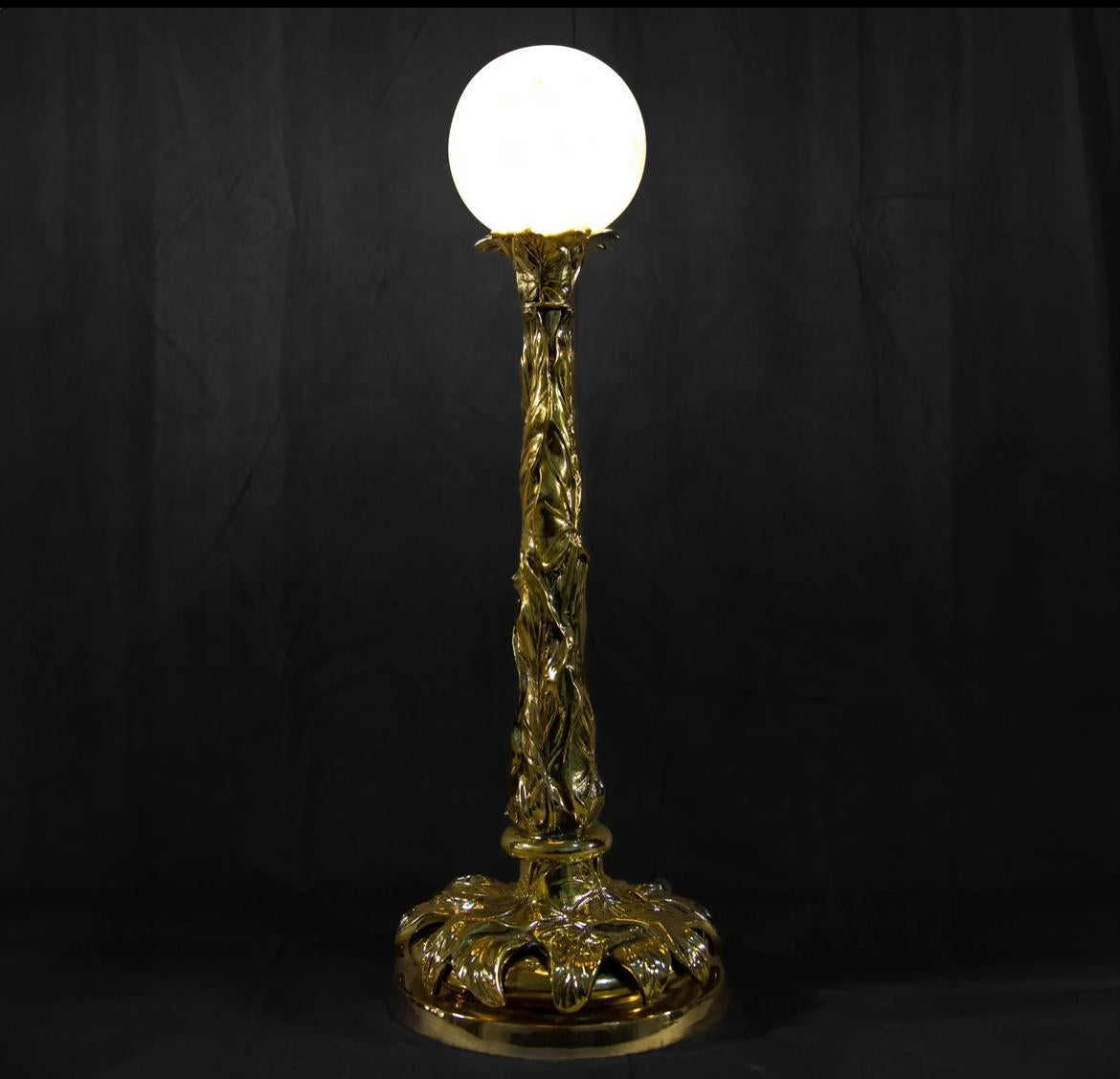 Lampe aus gegossenem Messing mit Selenit-Kristallkugel von Neo Kasbah, Ouarzazazate (Art déco) im Angebot