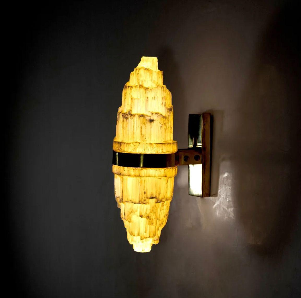 Art Déco L'applique Oukaïmeden - Selenite tagliata grossolanamente e incastonata nell'ottone di Neo Kasbah in vendita