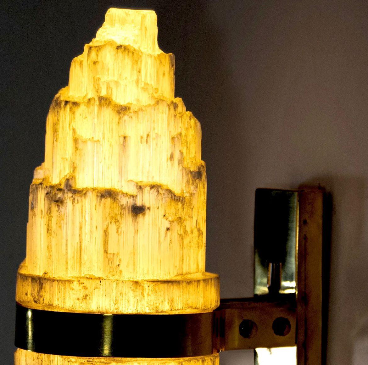 Marocchino L'applique Oukaïmeden - Selenite tagliata grossolanamente e incastonata nell'ottone di Neo Kasbah in vendita