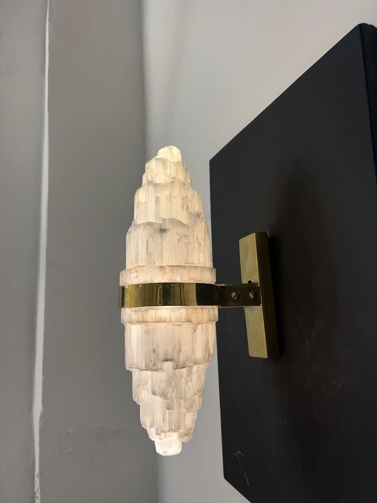 Filato L'applique Oukaïmeden - Selenite tagliata grossolanamente e incastonata nell'ottone di Neo Kasbah in vendita
