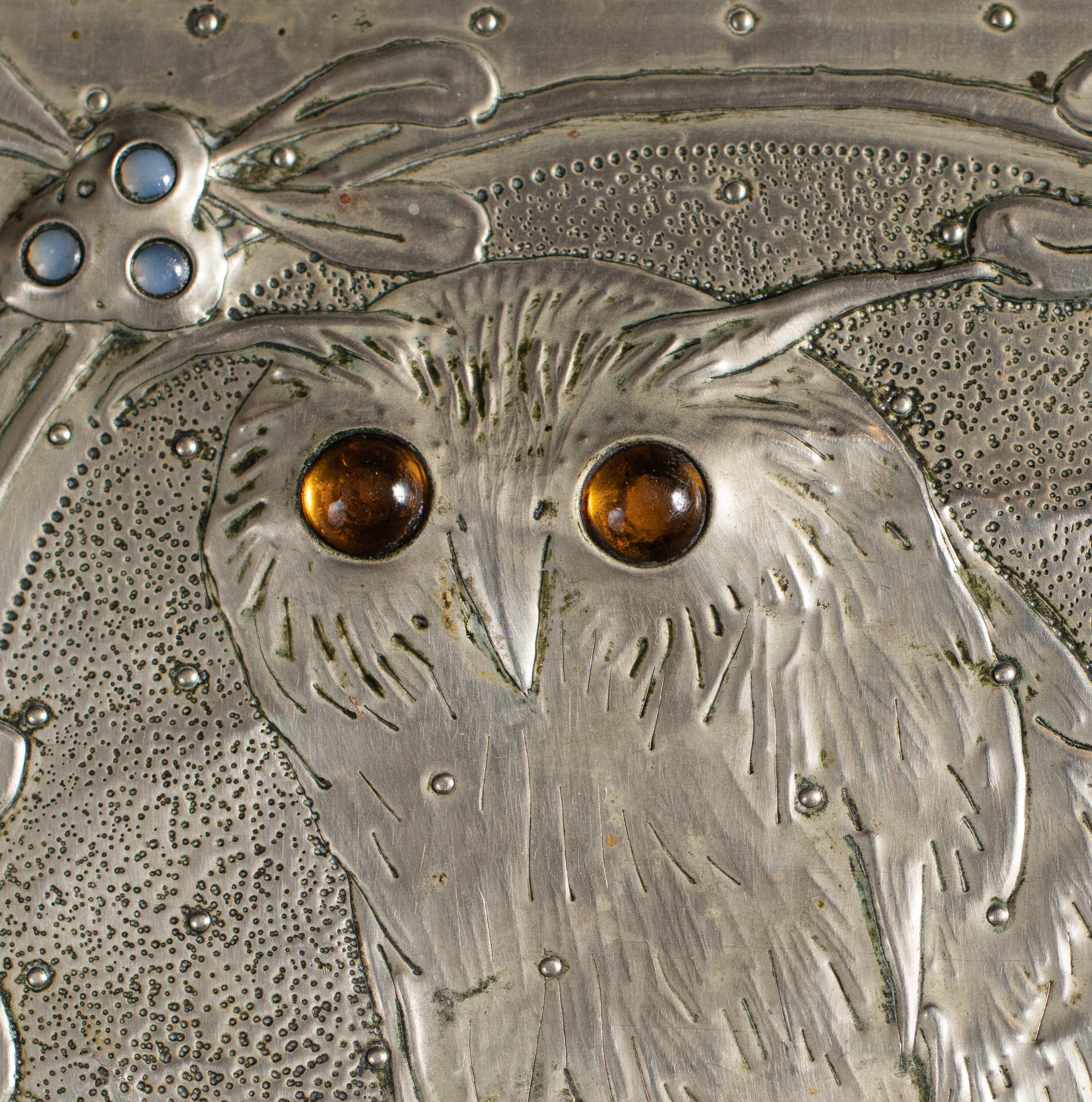 Verre Boîte Art Nouveau en repoussé de hibou avec pierres de lune par Alfred Daguet en vente