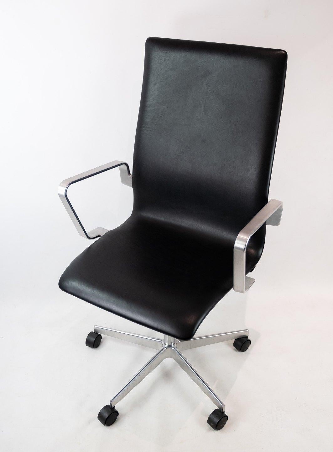 The Oxford classic office chair, model 3293C, with original upholstery of black leather, designed by Arne Jacobsen in 1963 and manufactured by Fritz Hansen. The chair is in great vintage condition.
H - 100-113, W - 60 cm, D - 60 cm and SH - 42-55