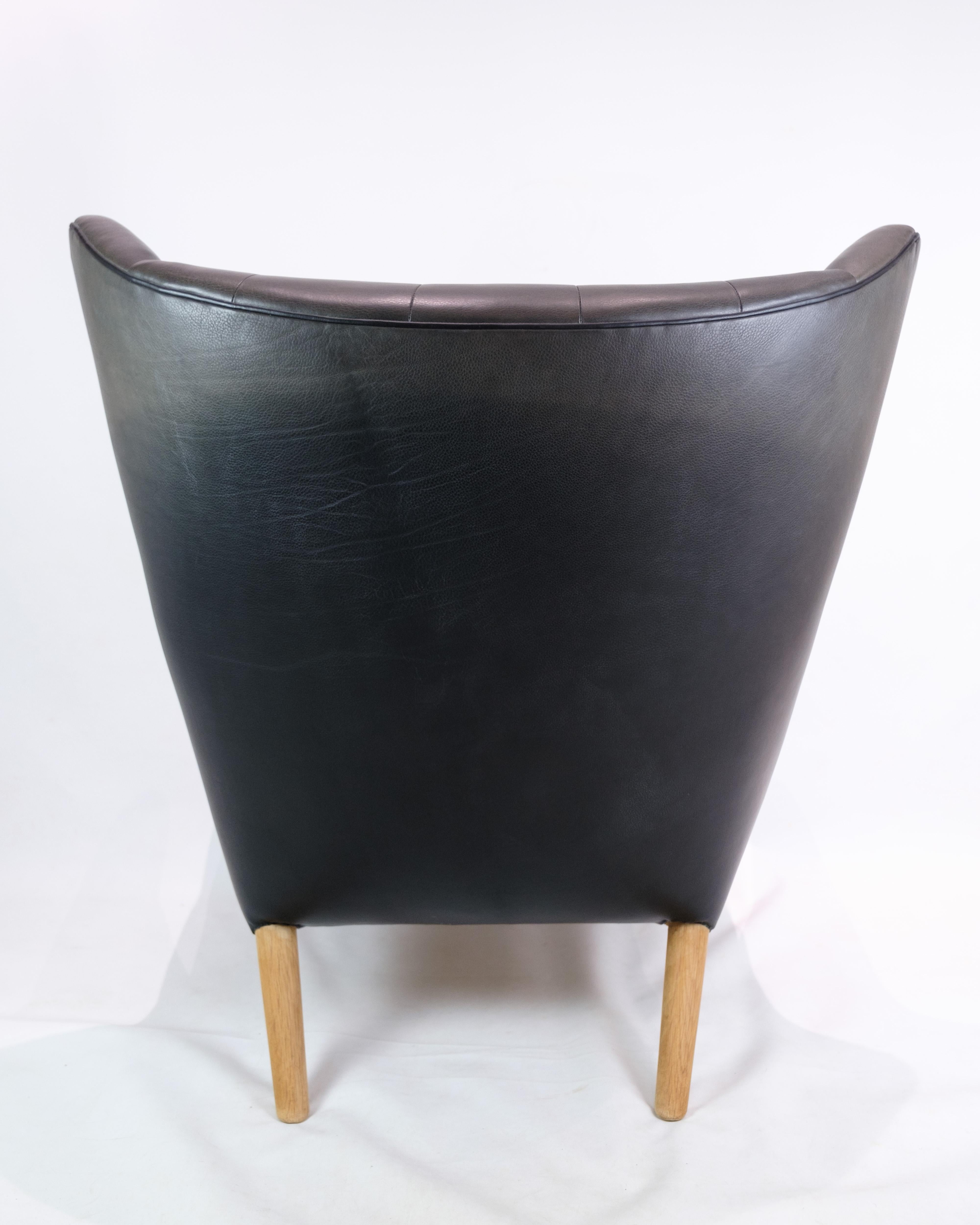 Der Papa-Bär-Stuhl Modell AP-19 aus schwarzem Leder von Hans J. Wegner 4