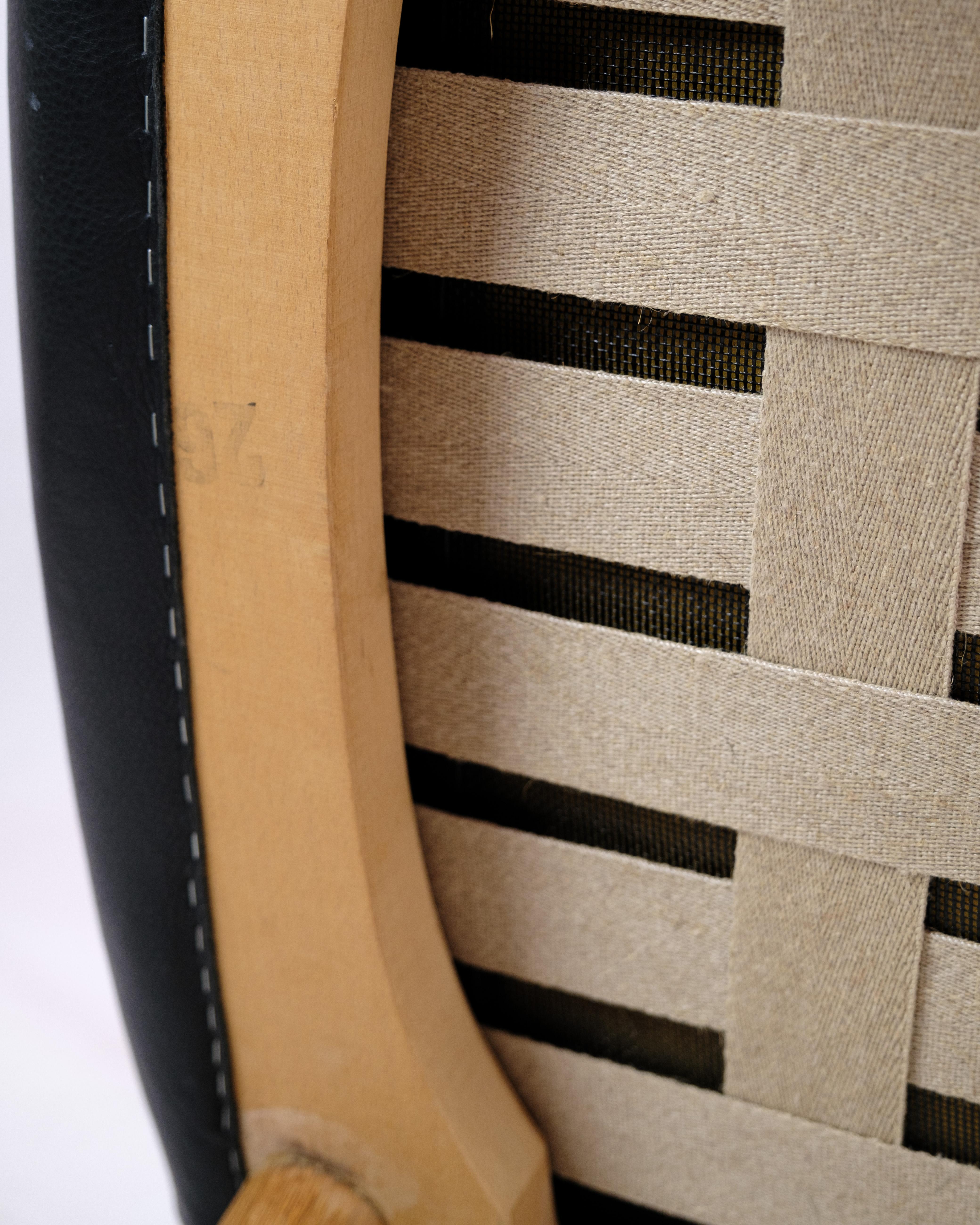 Der Papa-Bär-Stuhl Modell AP-19 aus schwarzem Leder von Hans J. Wegner 7