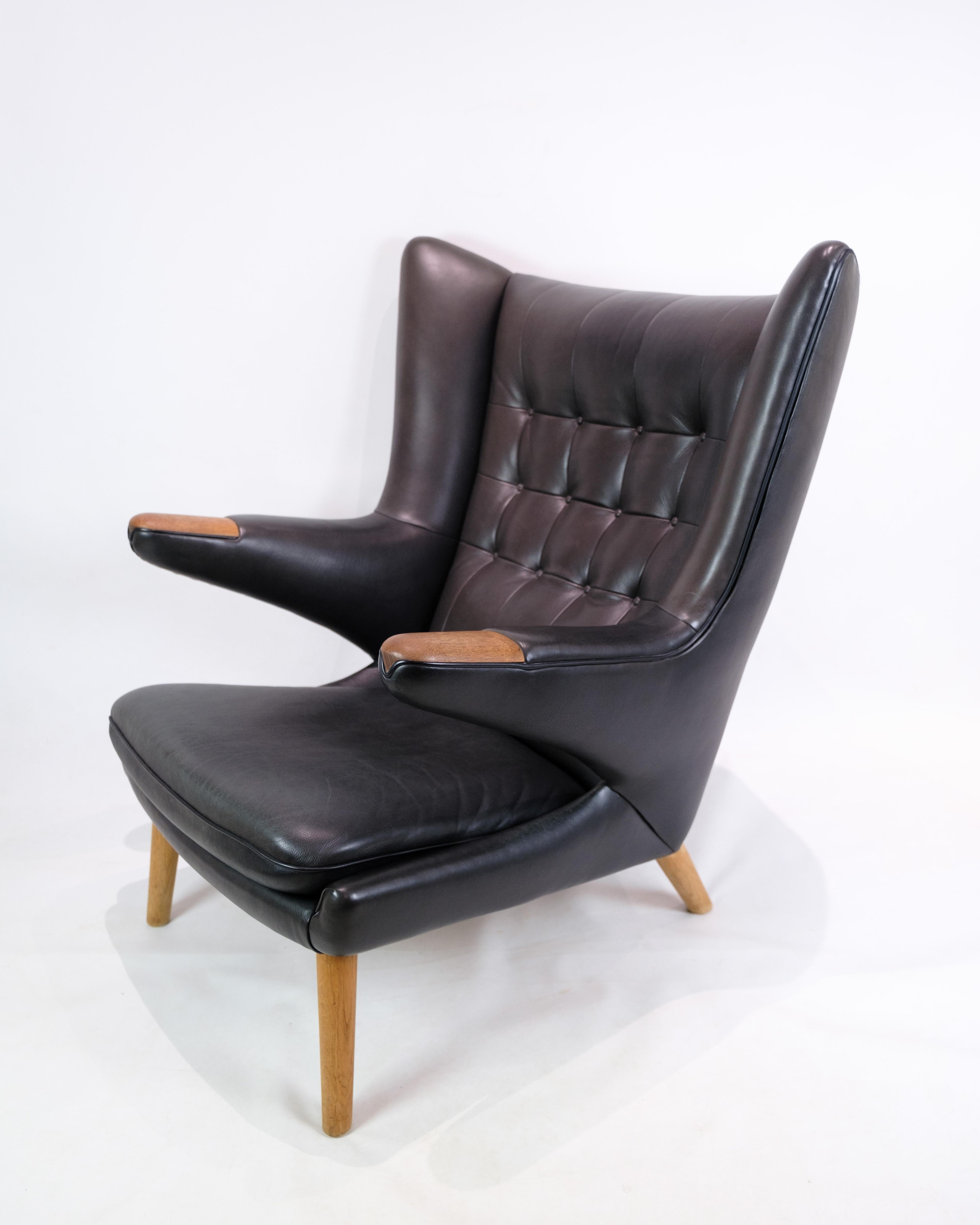 Der Papa-Bär-Stuhl Modell AP-19 aus schwarzem Leder von Hans J. Wegner im Zustand „Gut“ in Lejre, DK