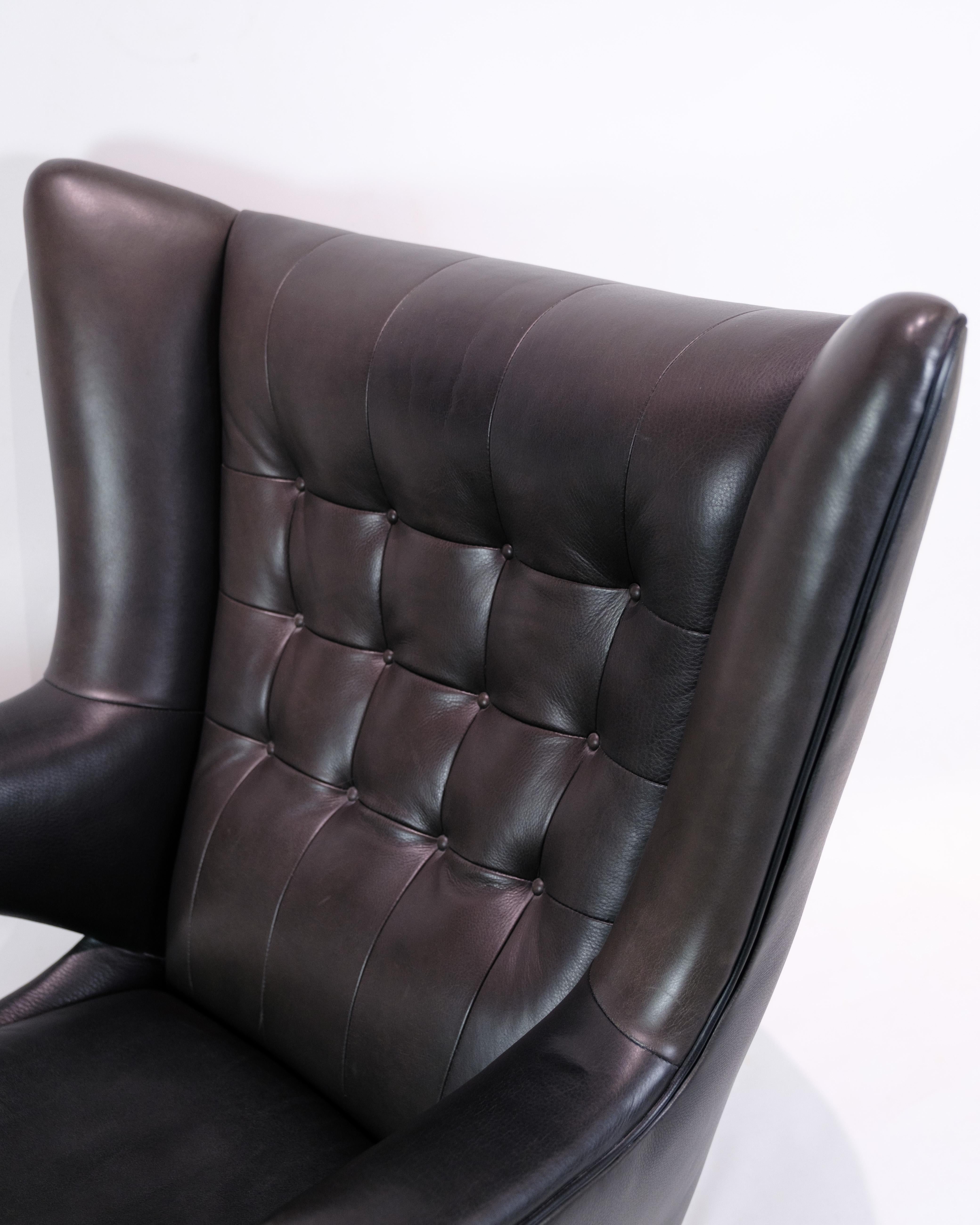 Der Papa-Bär-Stuhl Modell AP-19 aus schwarzem Leder von Hans J. Wegner (Mitte des 20. Jahrhunderts)