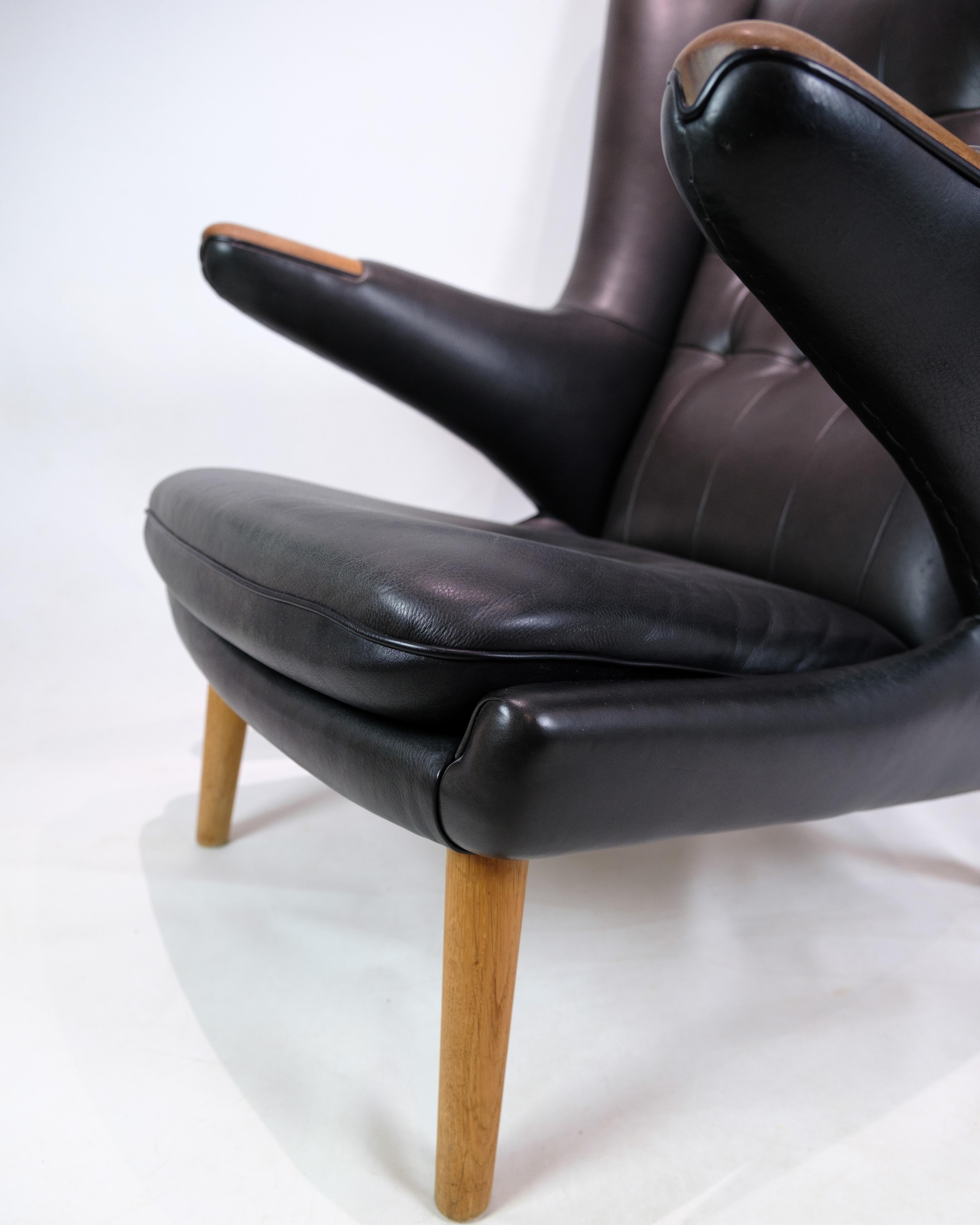 Der Papa-Bär-Stuhl Modell AP-19 aus schwarzem Leder von Hans J. Wegner 1
