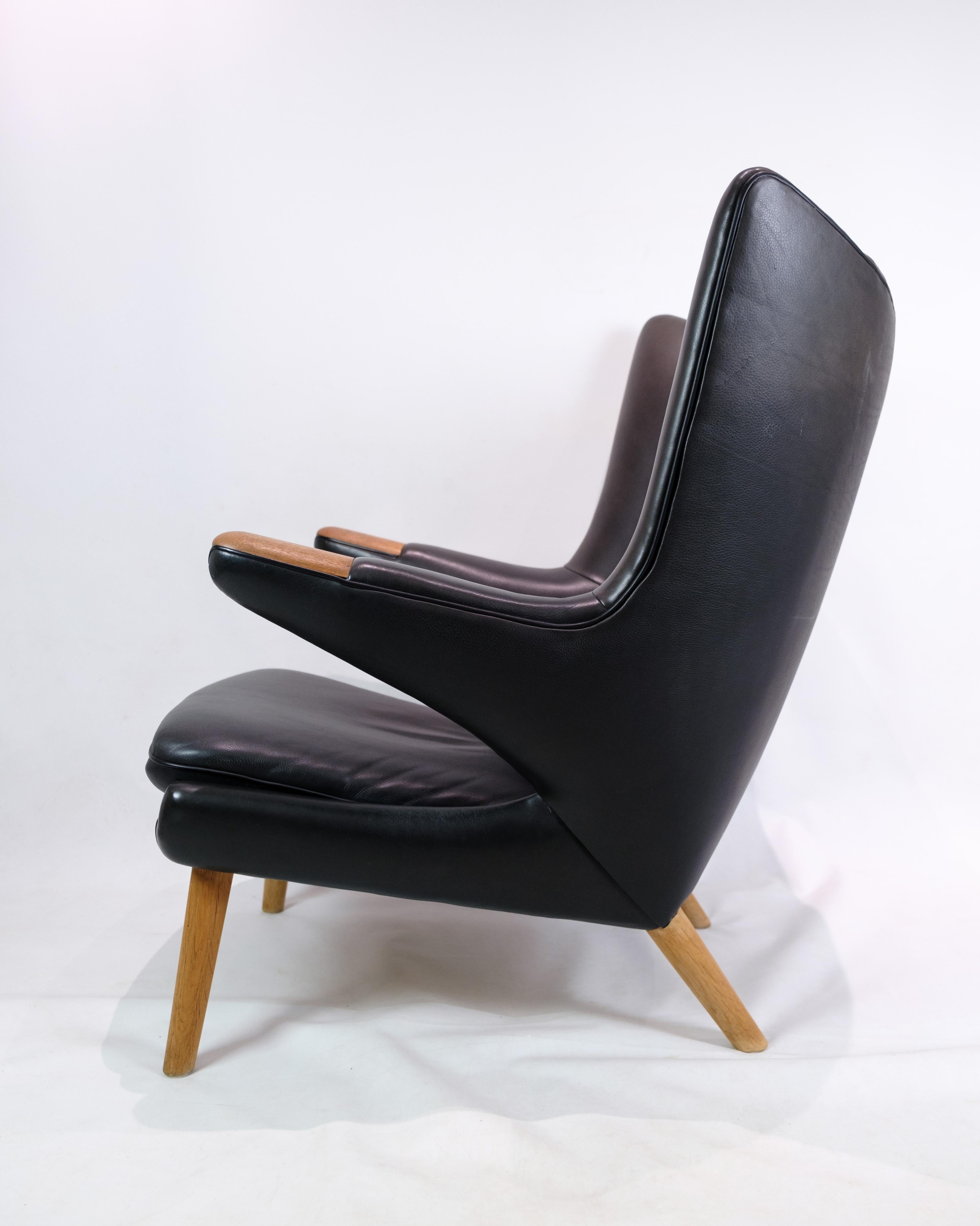 Der Papa-Bär-Stuhl Modell AP-19 aus schwarzem Leder von Hans J. Wegner 2