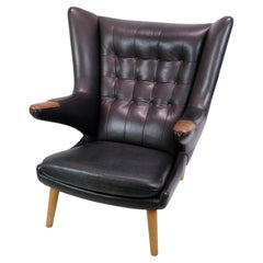 Der Papa-Bär-Stuhl Modell AP-19 aus schwarzem Leder von Hans J. Wegner