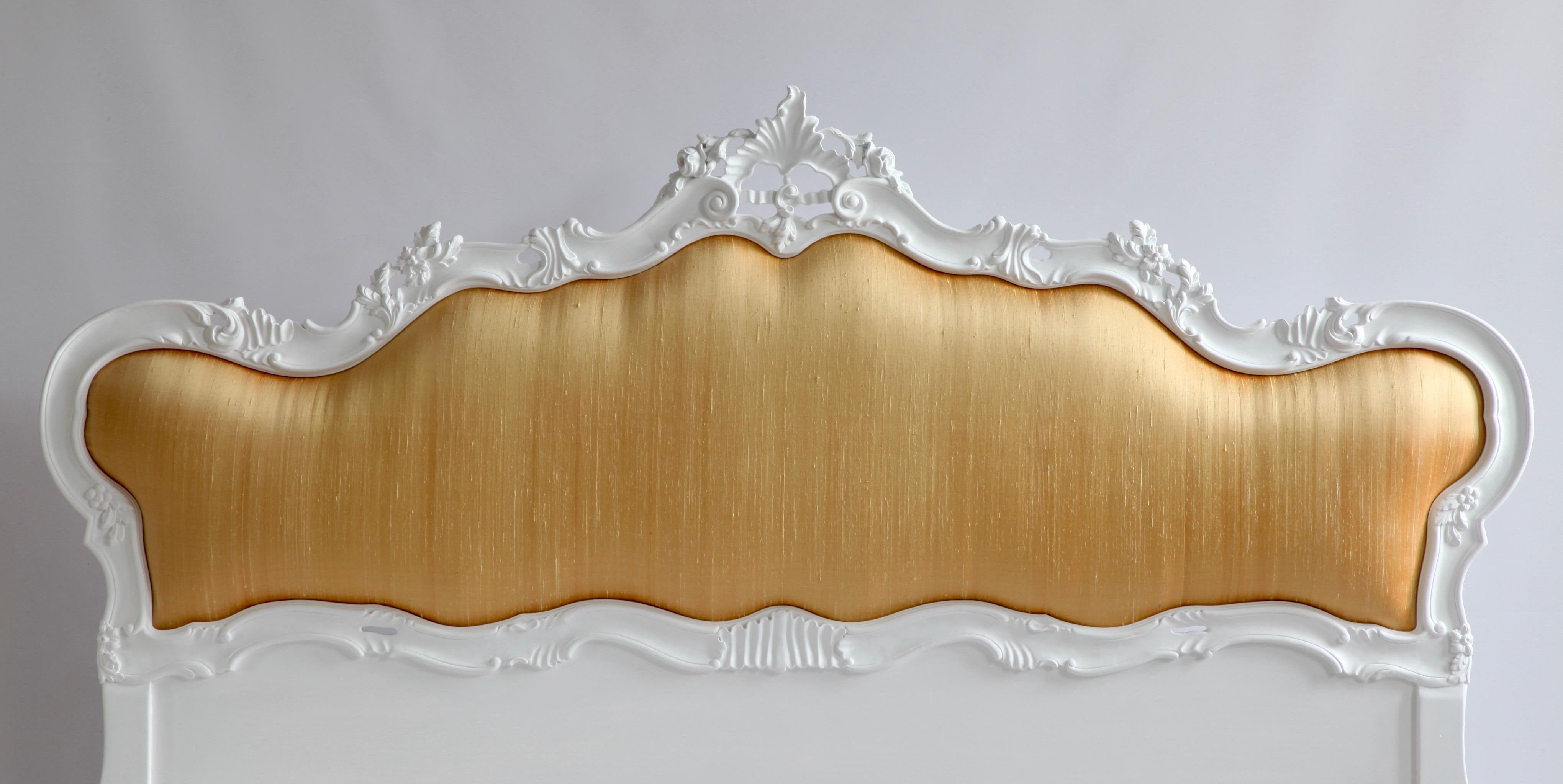 Parisienne-Bett, handgeschnitzt im Louis XV.-Stil, hergestellt von La Maison London im Angebot 1