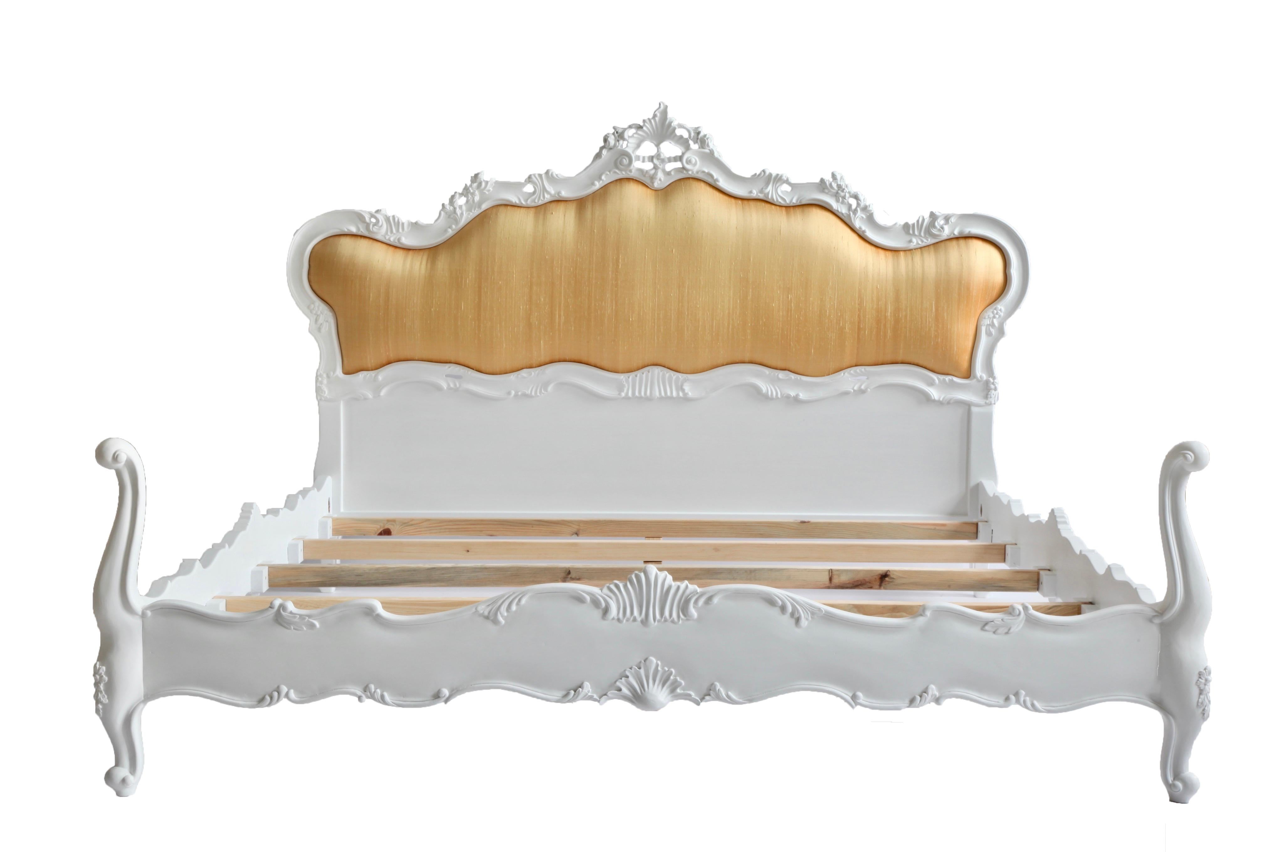 Parisienne-Bett, handgeschnitzt im Louis XV.-Stil, hergestellt von La Maison London im Angebot 3