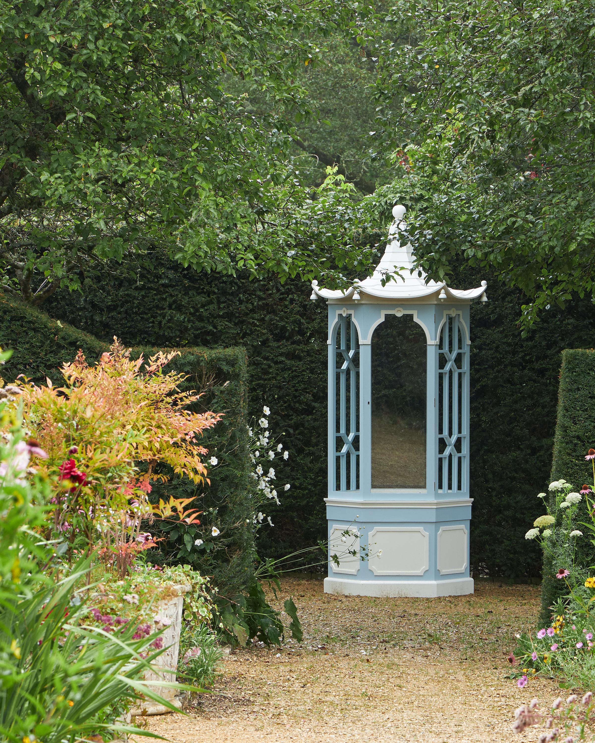 Pagode de jardin octogonale exceptionnelle, fabriquée en teck et peinte par des spécialistes. Le toit de pagode à lattes en teck sculpté et décoré repose sur huit panneaux vitrés, dont l'un s'ouvre comme une porte, au-dessus d'une base lambrissée.