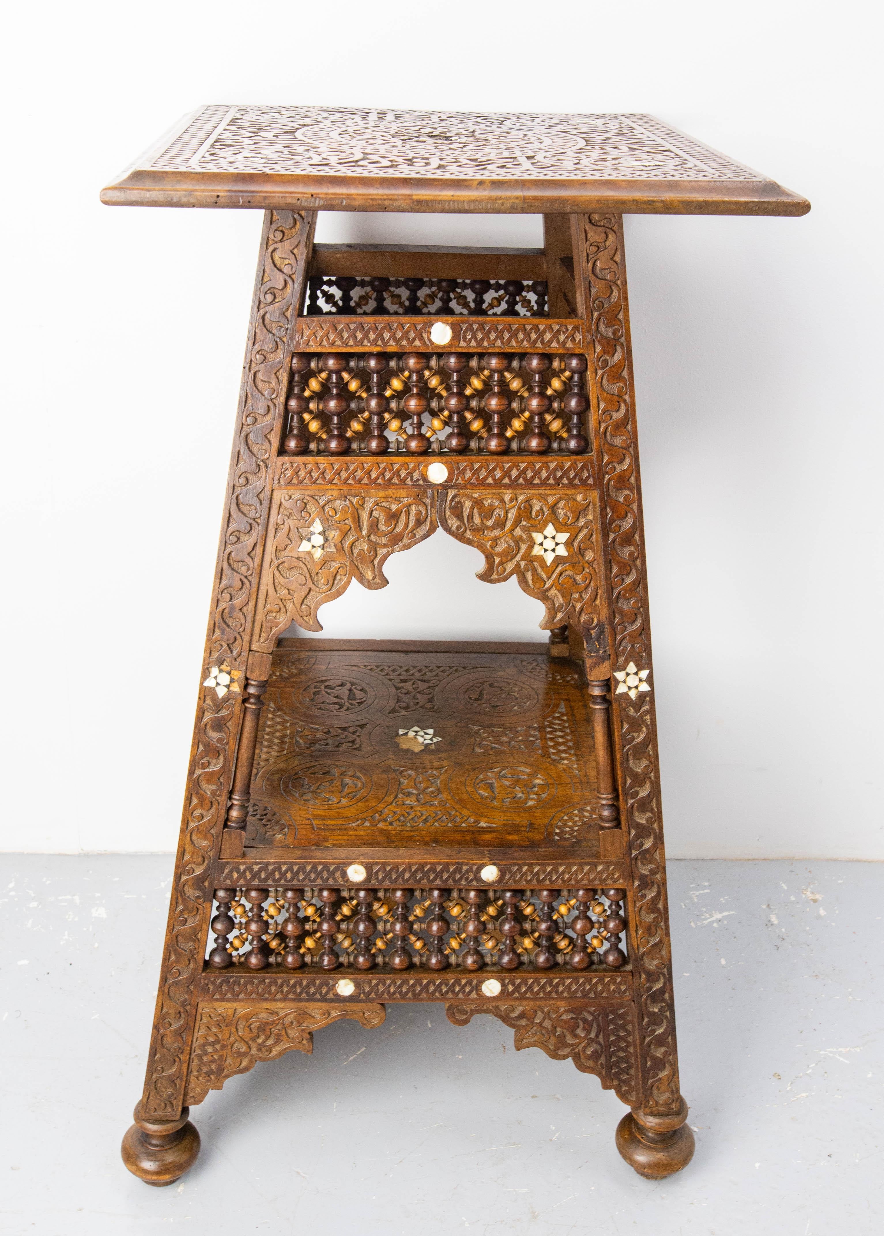 Thuya-Sellette oder Sockeltisch aus der Mitte des Jahrhunderts, hergestellt in Syrien.
Aus der Zeit um 1900 mit zweifarbigem Holz und Inkrustationen.
Verzierung des oberen Tabletts mit arabischen Buchstaben
Guter Zustand, einige der Inkrutierungen