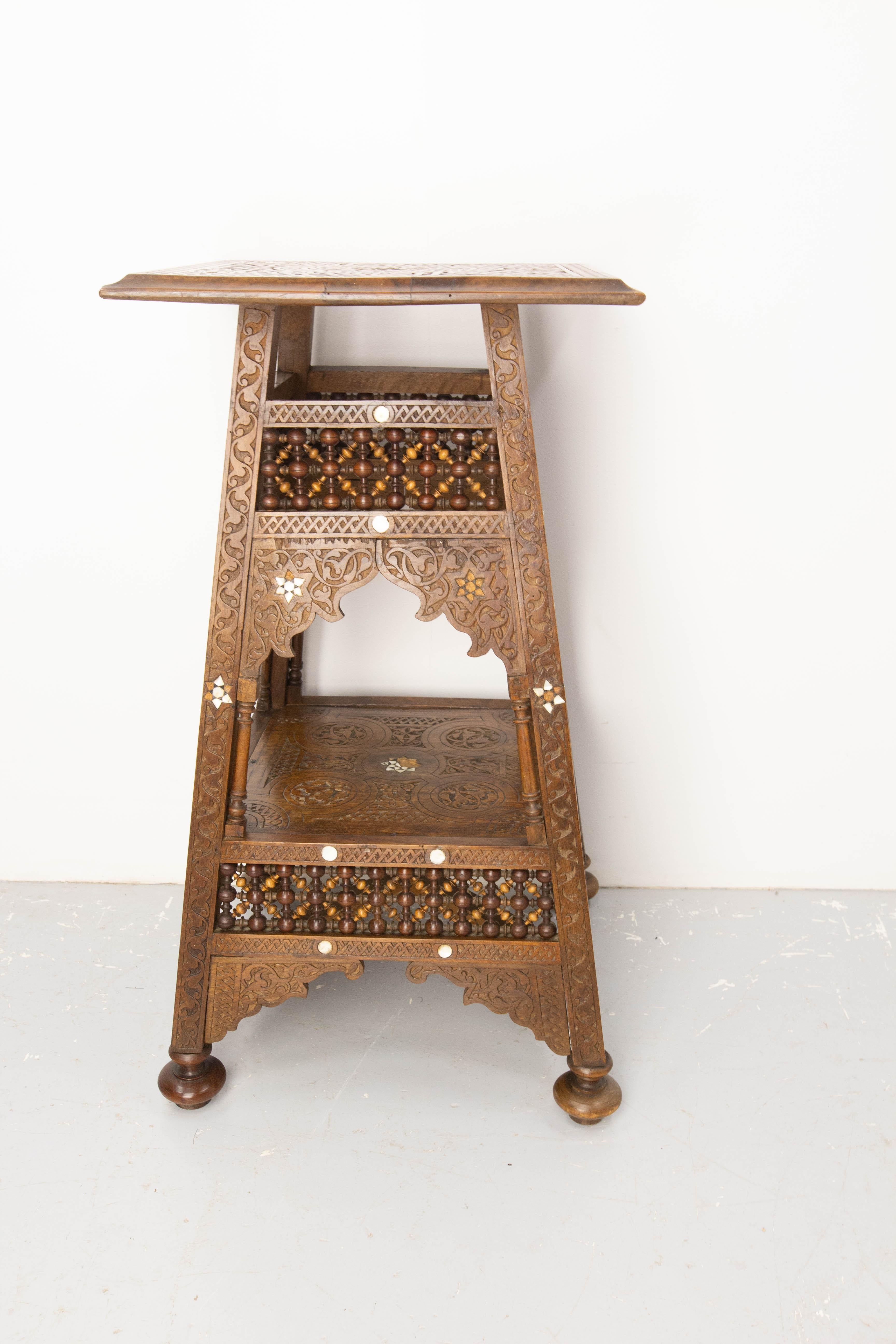 Syrian Hand-Carved & Inlaid Pedestal, early 20th century In Good Condition For Sale In Labrit, Landes