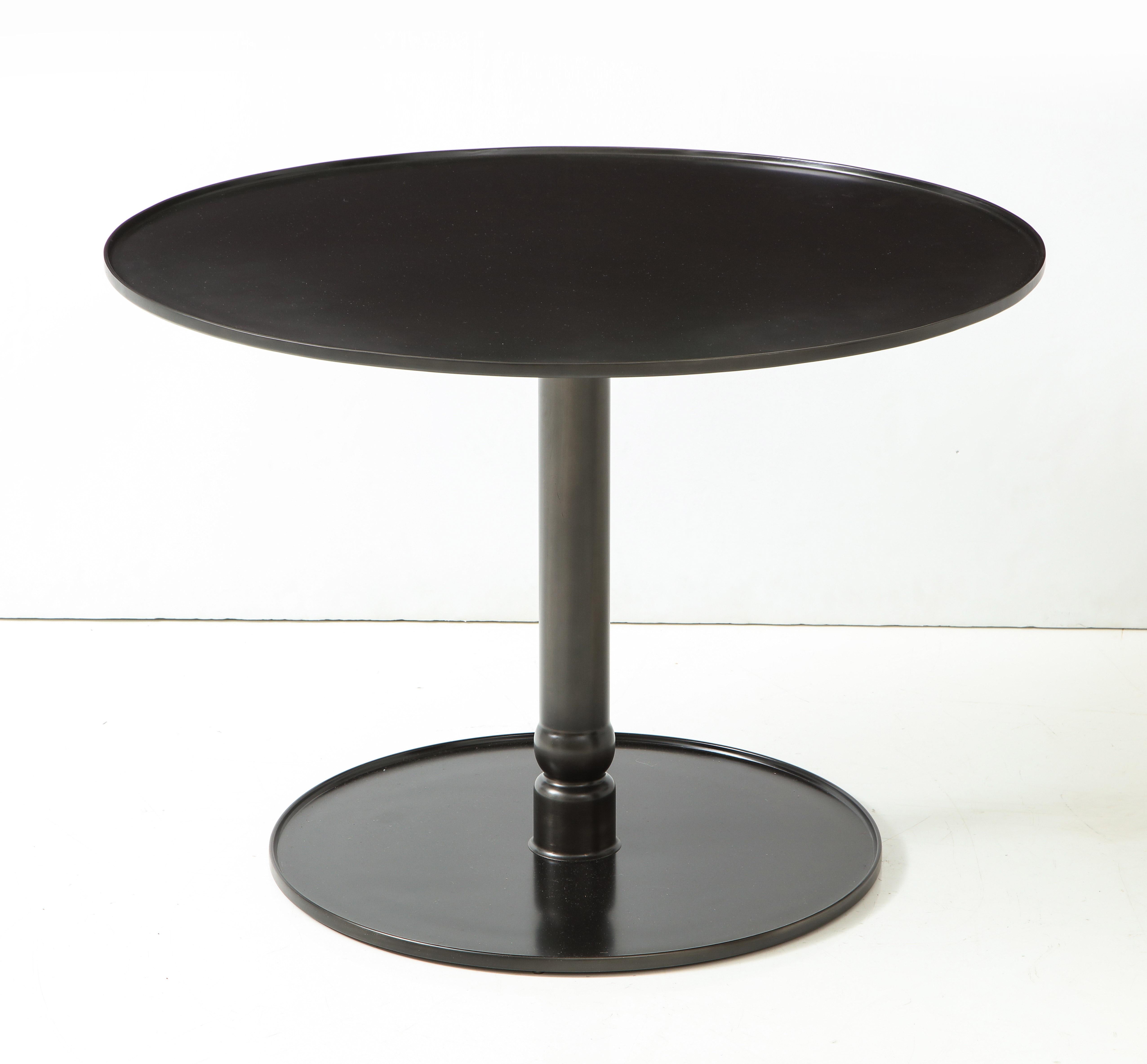La Mesa Pedestal, Patina ennegrecida a mano, Base Fundida y Bordes Forjados Minimalista en venta