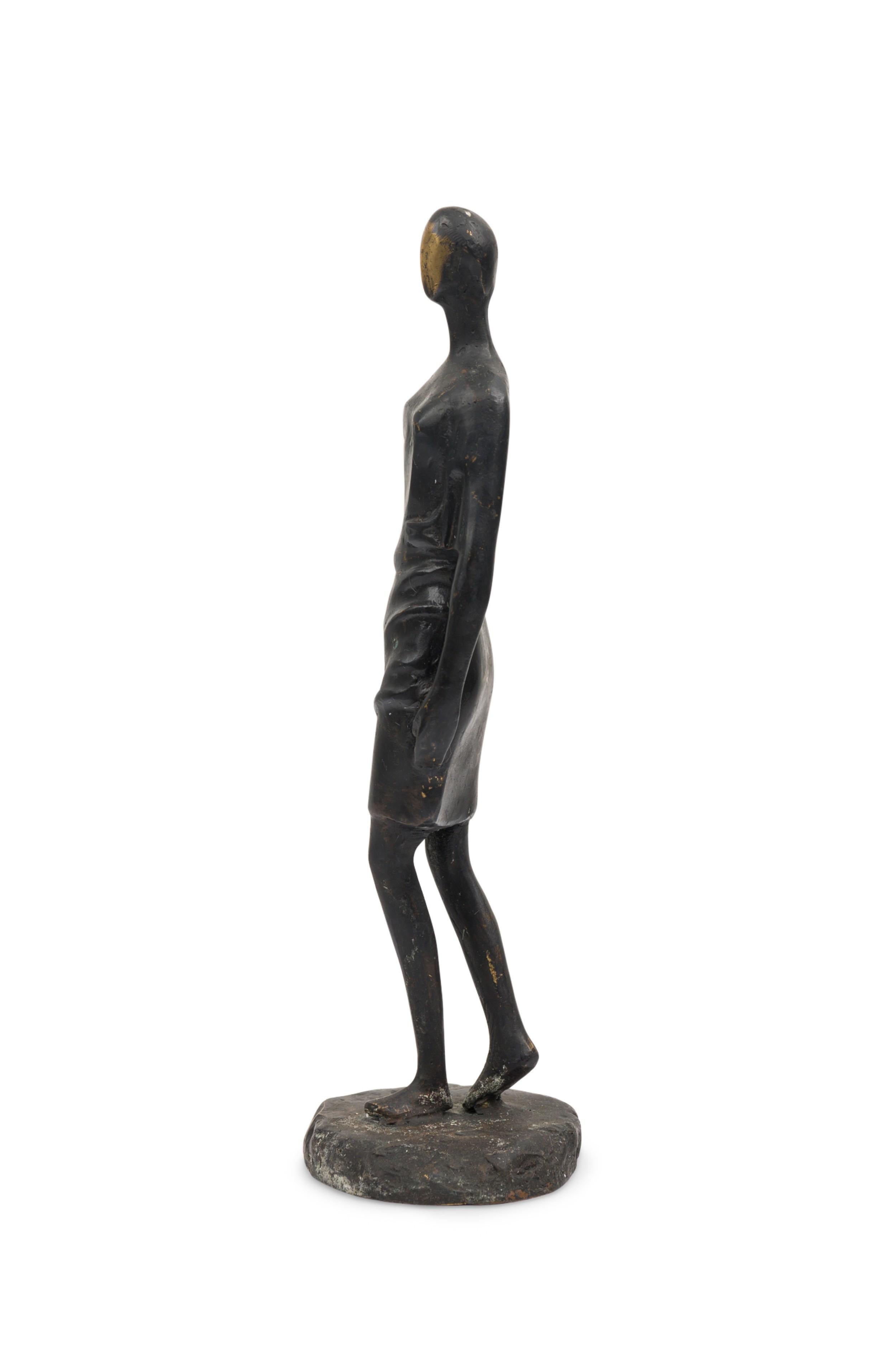 „Der Fußgänger“ Brutalistische figurale Skulptur aus Bronze, limitierte Auflage (Moderne der Mitte des Jahrhunderts) im Angebot