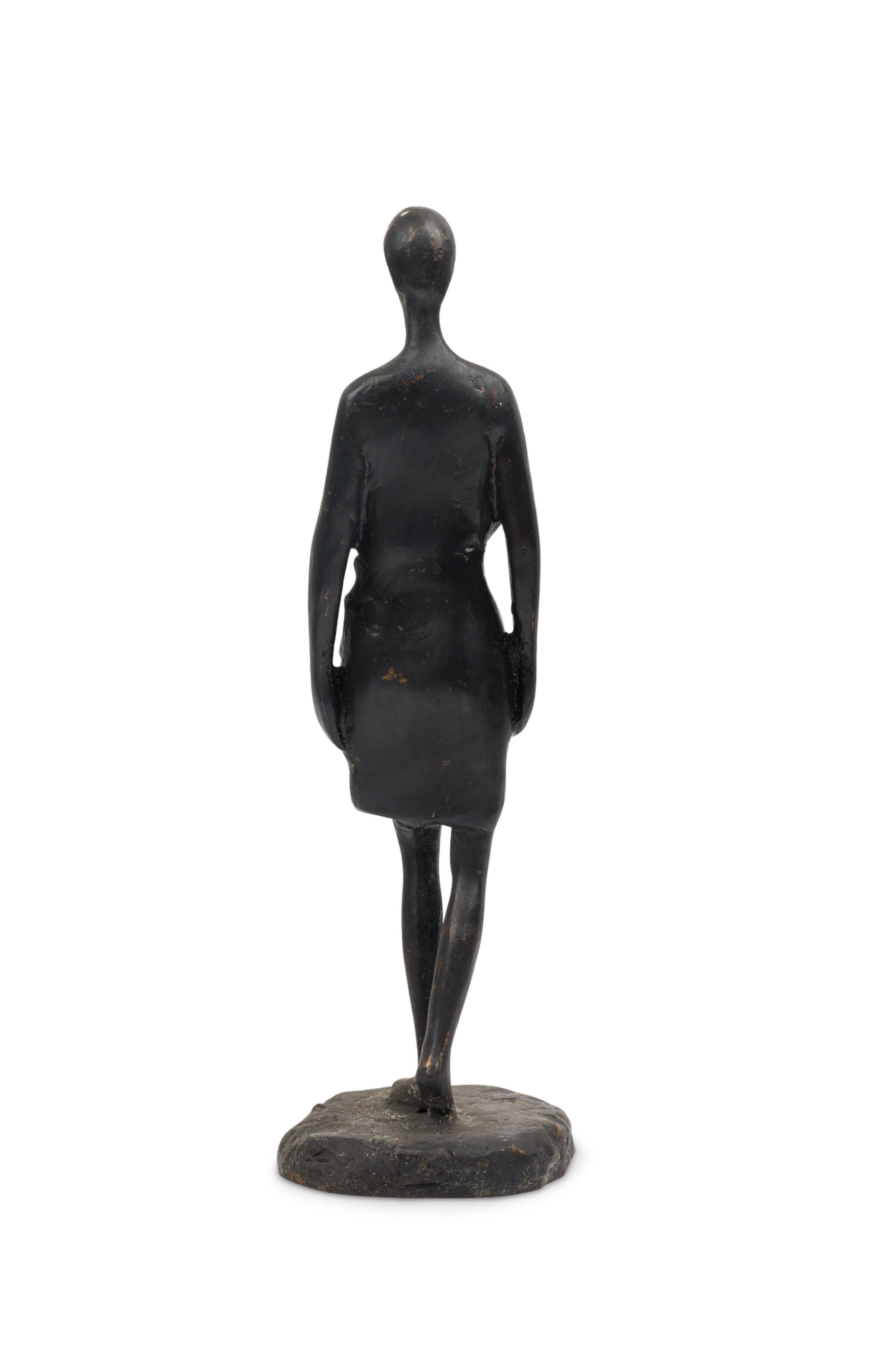 „Der Fußgänger“ Brutalistische figurale Skulptur aus Bronze, limitierte Auflage (Asiatisch) im Angebot