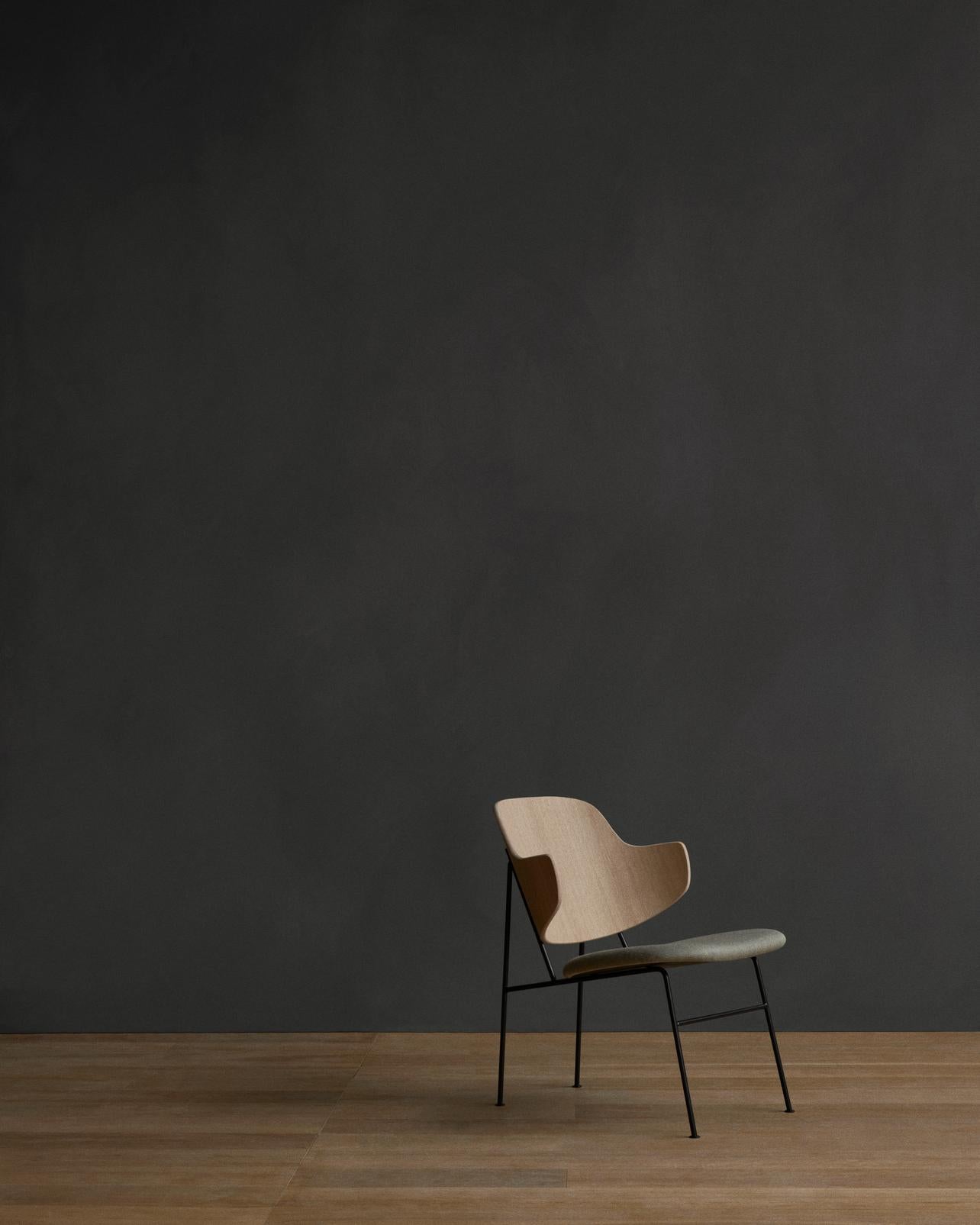 The Penguin Lounge Chair is a mid-century masterpiece. Reclining and harmonious, but with plenty of boldness, it is characterised by calmness and balance. Sitting in this deep, low chair feels comfortable and safe. The chair embraces you. When