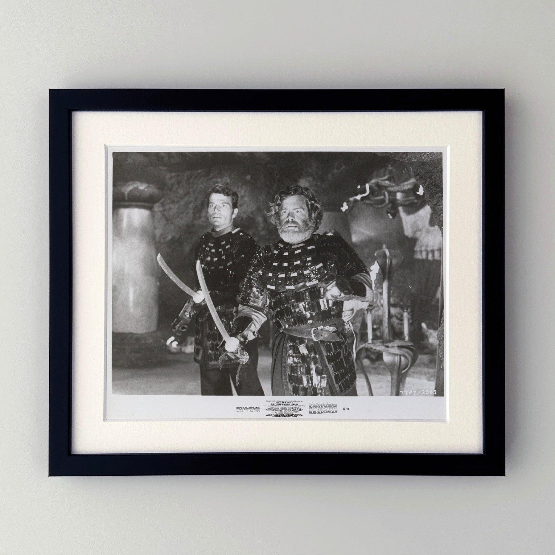 Original 8x10 Zoll Presse-Werbestill für The People That Time Forgot (1977) mit Patrick Wayne, Sarah Douglas und Dana Gillespie in den Hauptrollen und unter der Regie von Kevin Connor.

Werbefotos (Film/Produktion) wurden erstellt, um die Studios