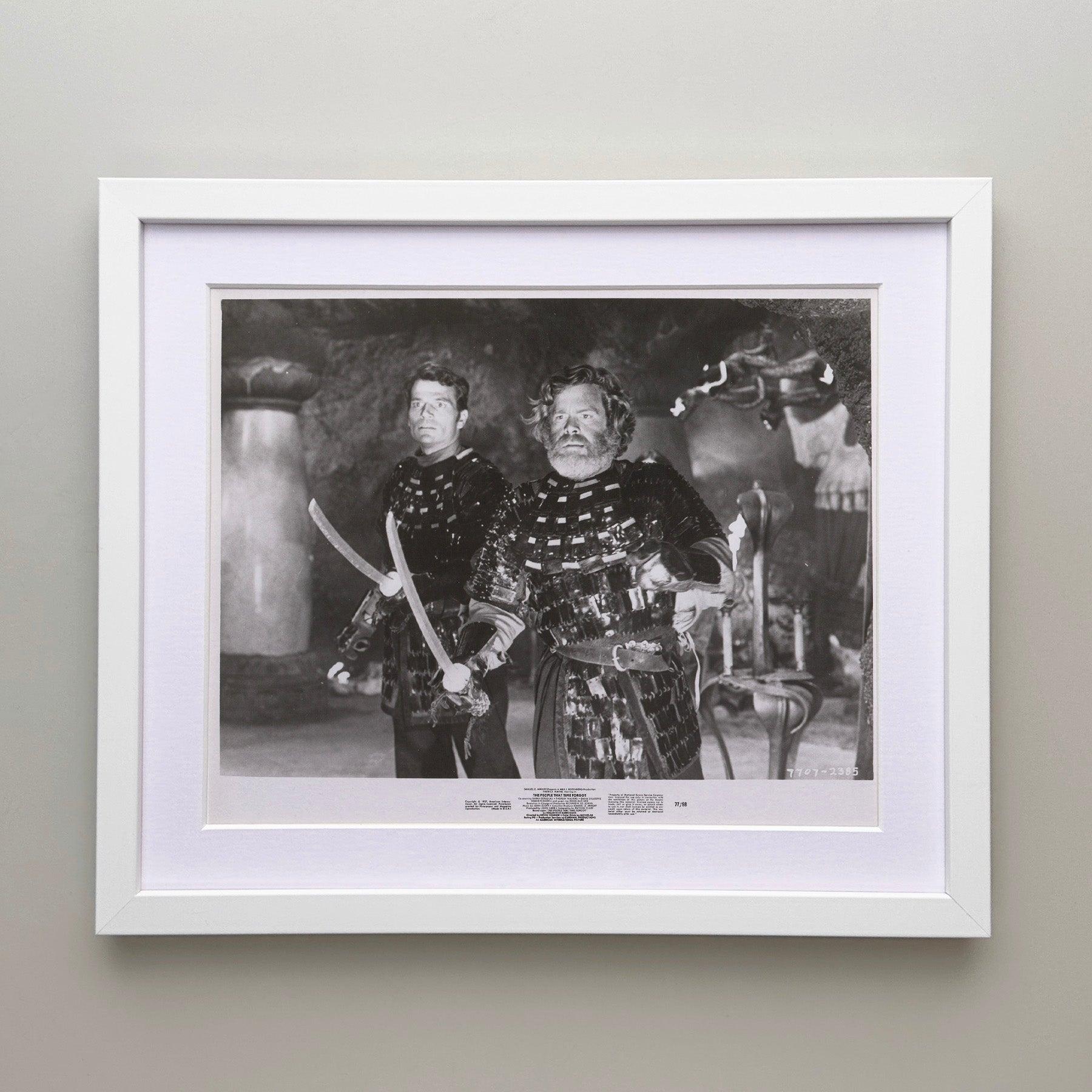 Die Menschen, die die Zeit vergaß (1977) Pressestatement - gerahmt (amerikanisch) im Angebot