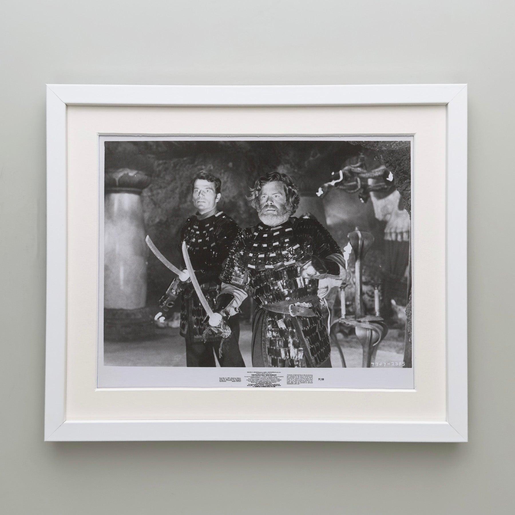 Die Menschen, die die Zeit vergaß (1977) Pressestatement - gerahmt im Zustand „Hervorragend“ im Angebot in Bath, Somerset