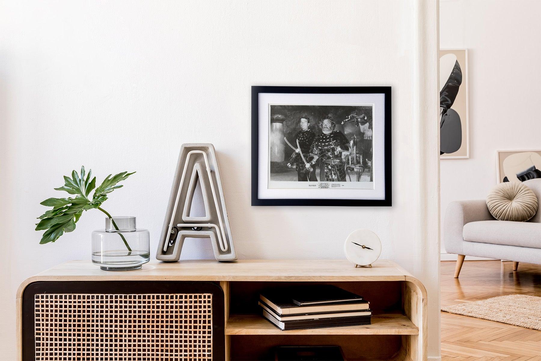 Die Menschen, die die Zeit vergaß (1977) Pressestatement - gerahmt (20. Jahrhundert) im Angebot