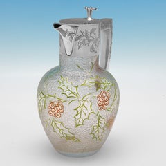 Le pichet à vin de Noël parfait, décoré de saints et de lierres, fabriqué en 1896