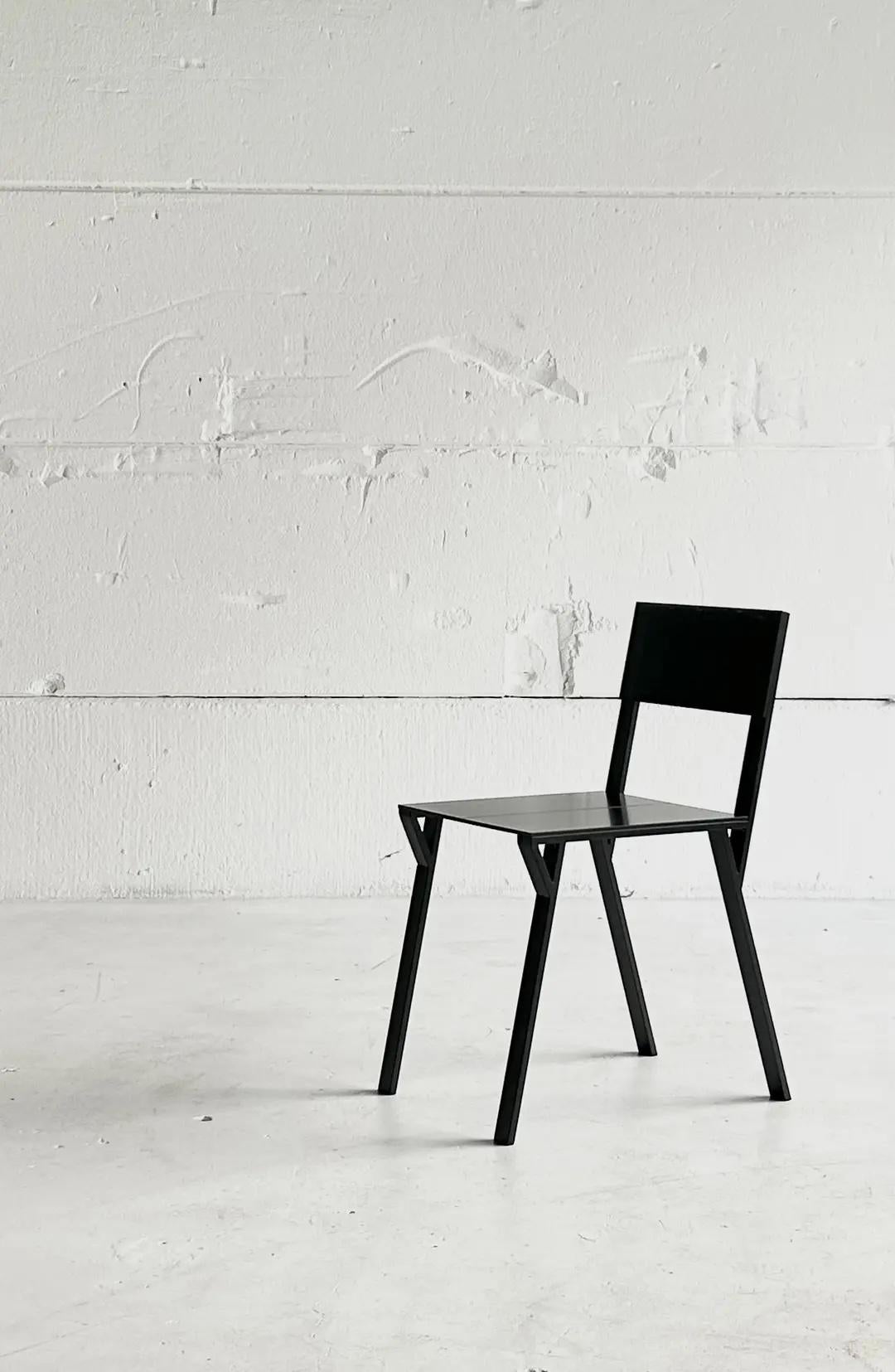 Der perfekte minimalistische belgische Stuhl für drinnen und draußen (Minimalistisch) im Angebot