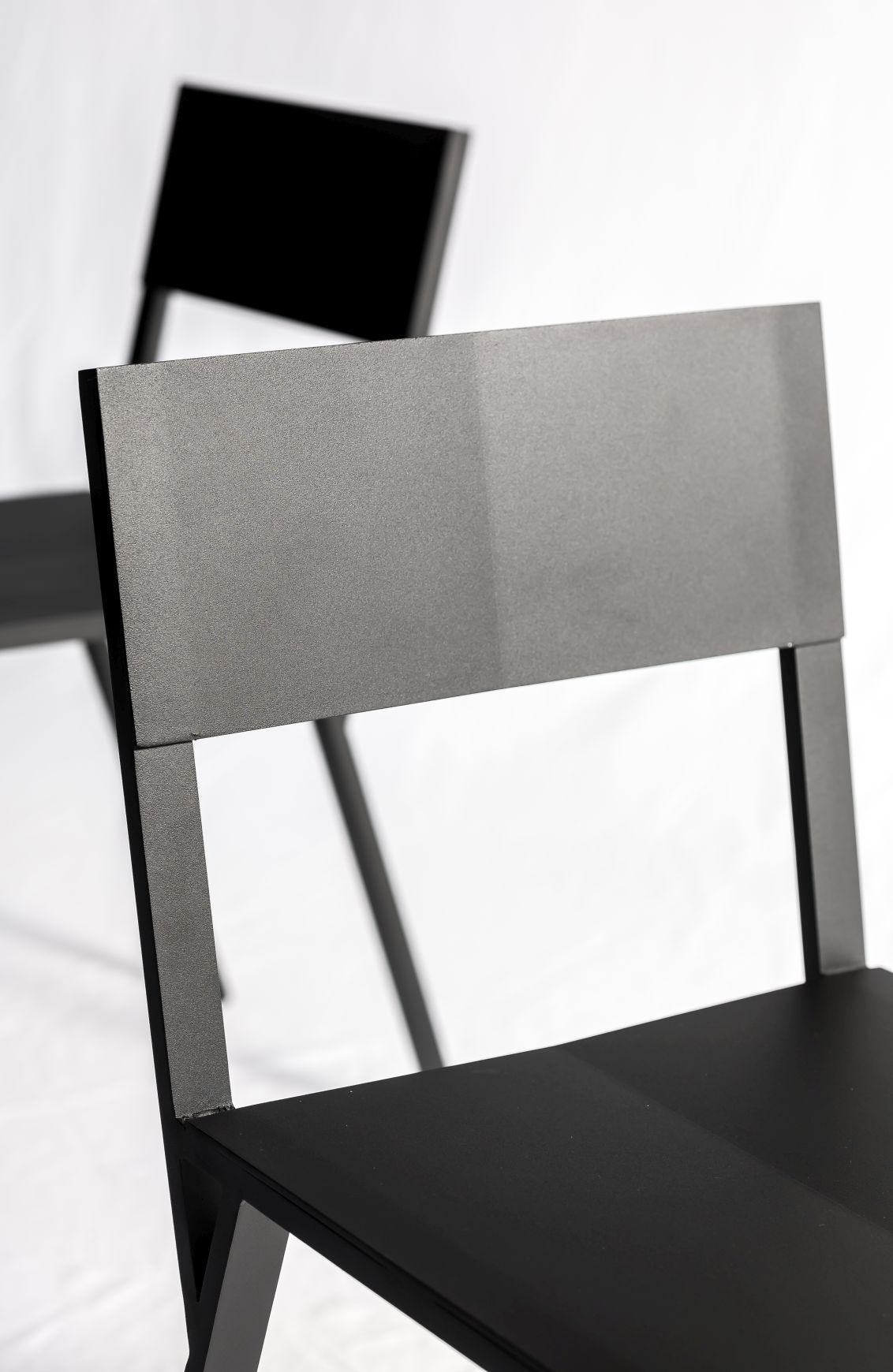 Der perfekte minimalistische belgische Stuhl für drinnen und draußen (Pulverbeschichtet) im Angebot