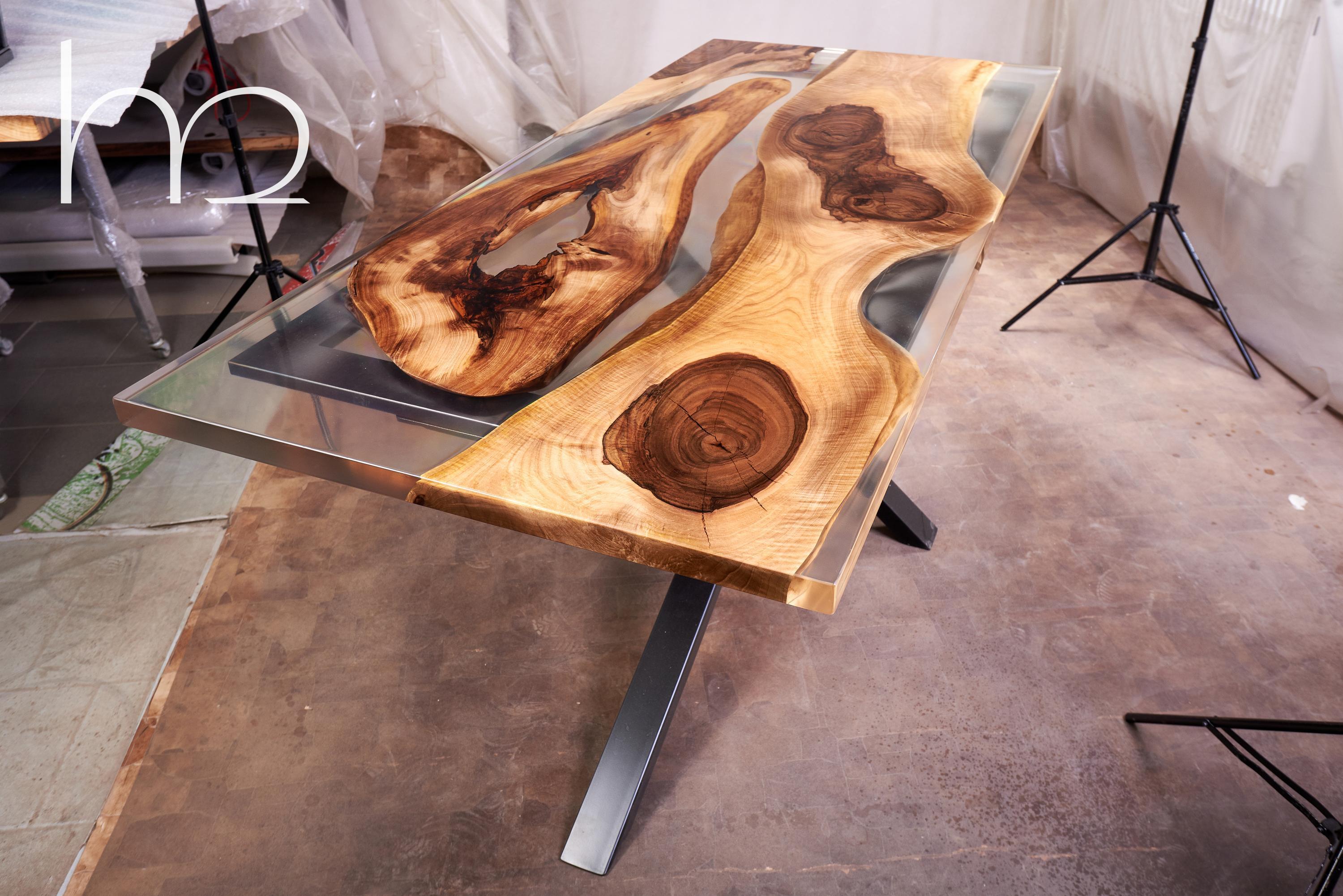 This project is an ode to the beauty of an old 100-year-old walnut tree. I left the resin clean on purpose so as not to distract from contemplating the slabs of old wood. So as not to miss a single crack, the change of color from dark to light. To