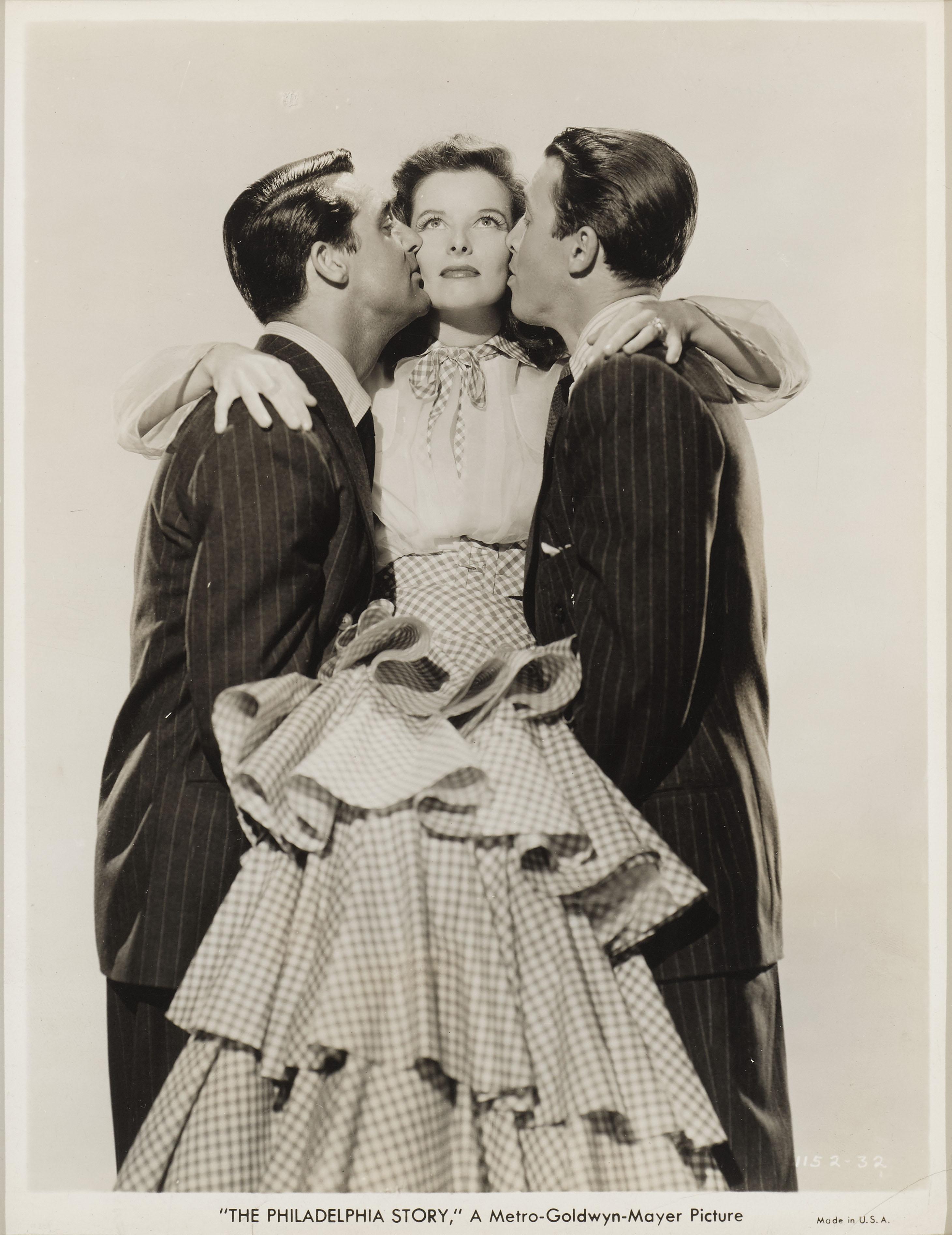 Photo originale de la production de la comédie classique de 1940 
avec Cary Grant, Katherine Hepburn et James Stewart.

Cette pièce est encadrée dans un cadre de conservation.  Cadre en bois de tulipier, montages de cartes sans acide et plexiglas
