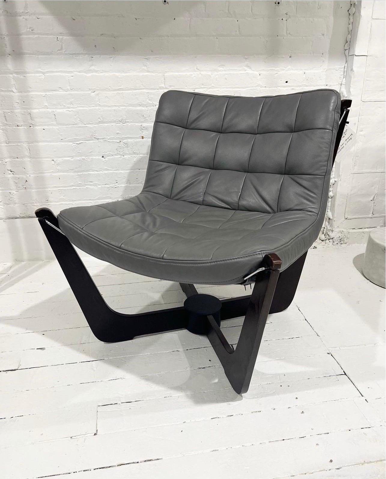 Der Phoenix-Stuhl wurde von der Gruppe HJELLEGJERDE aus Norwegen entworfen  (Skandinavische Moderne) im Angebot