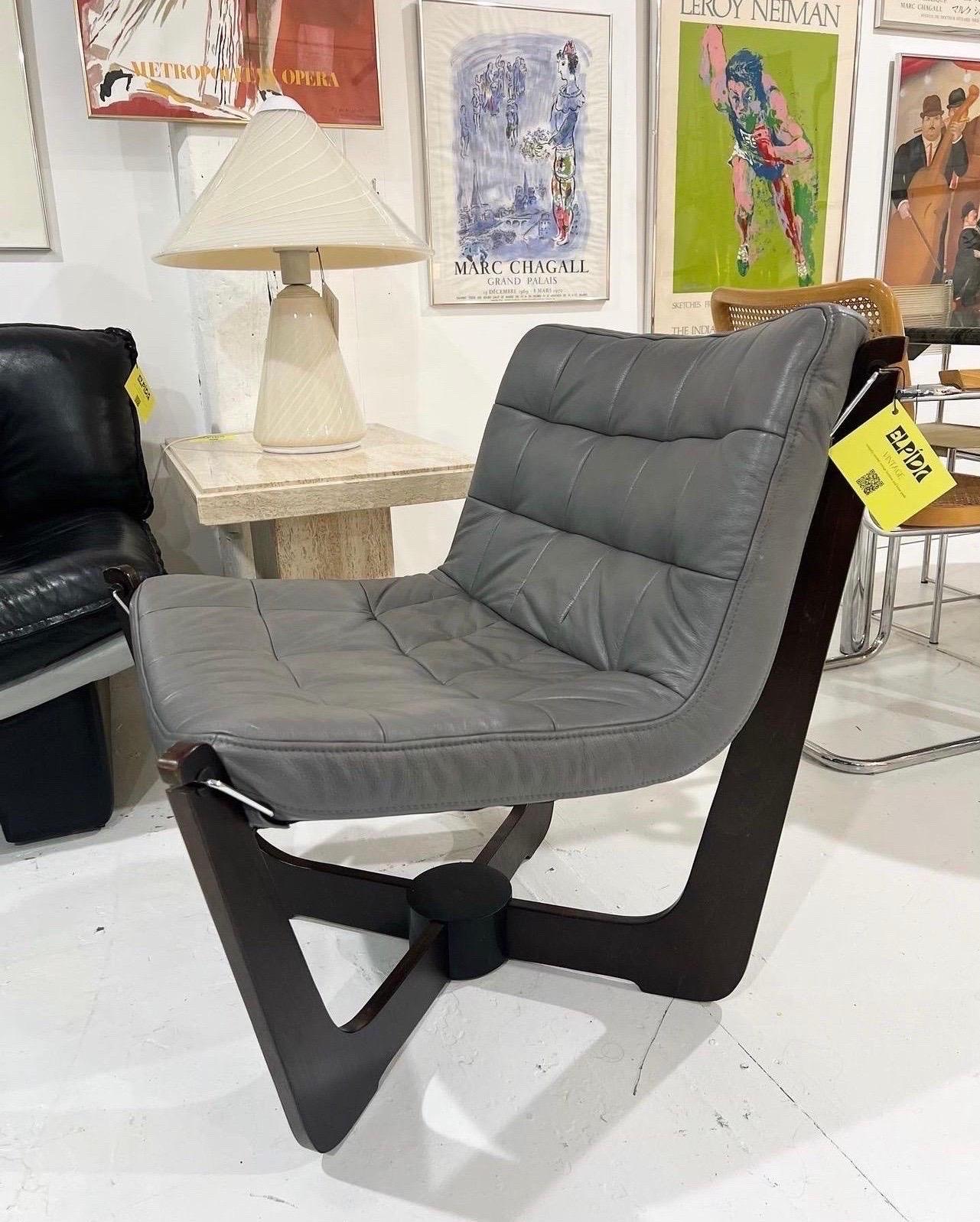 Der Phoenix-Stuhl wurde von der Gruppe HJELLEGJERDE aus Norwegen entworfen  (Norwegisch) im Angebot