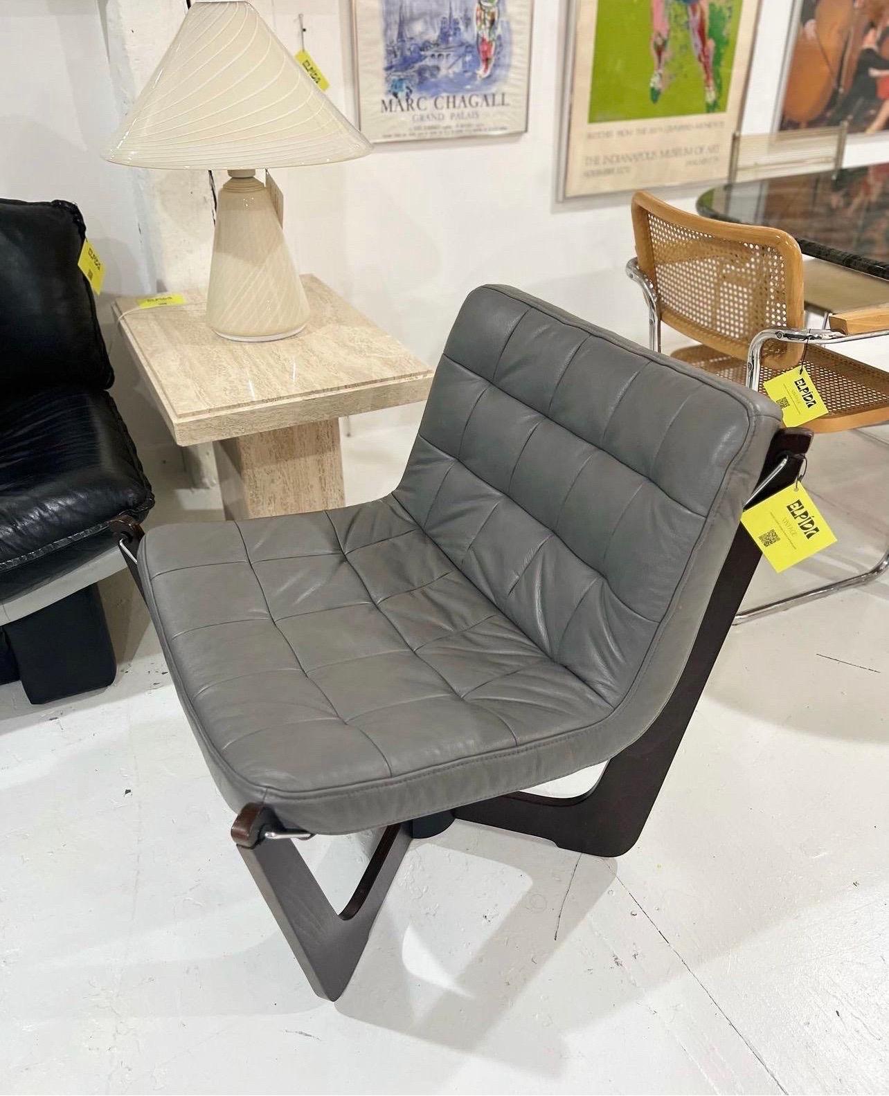 Der Phoenix-Stuhl wurde von der Gruppe HJELLEGJERDE aus Norwegen entworfen  im Zustand „Hervorragend“ im Angebot in Brooklyn, NY