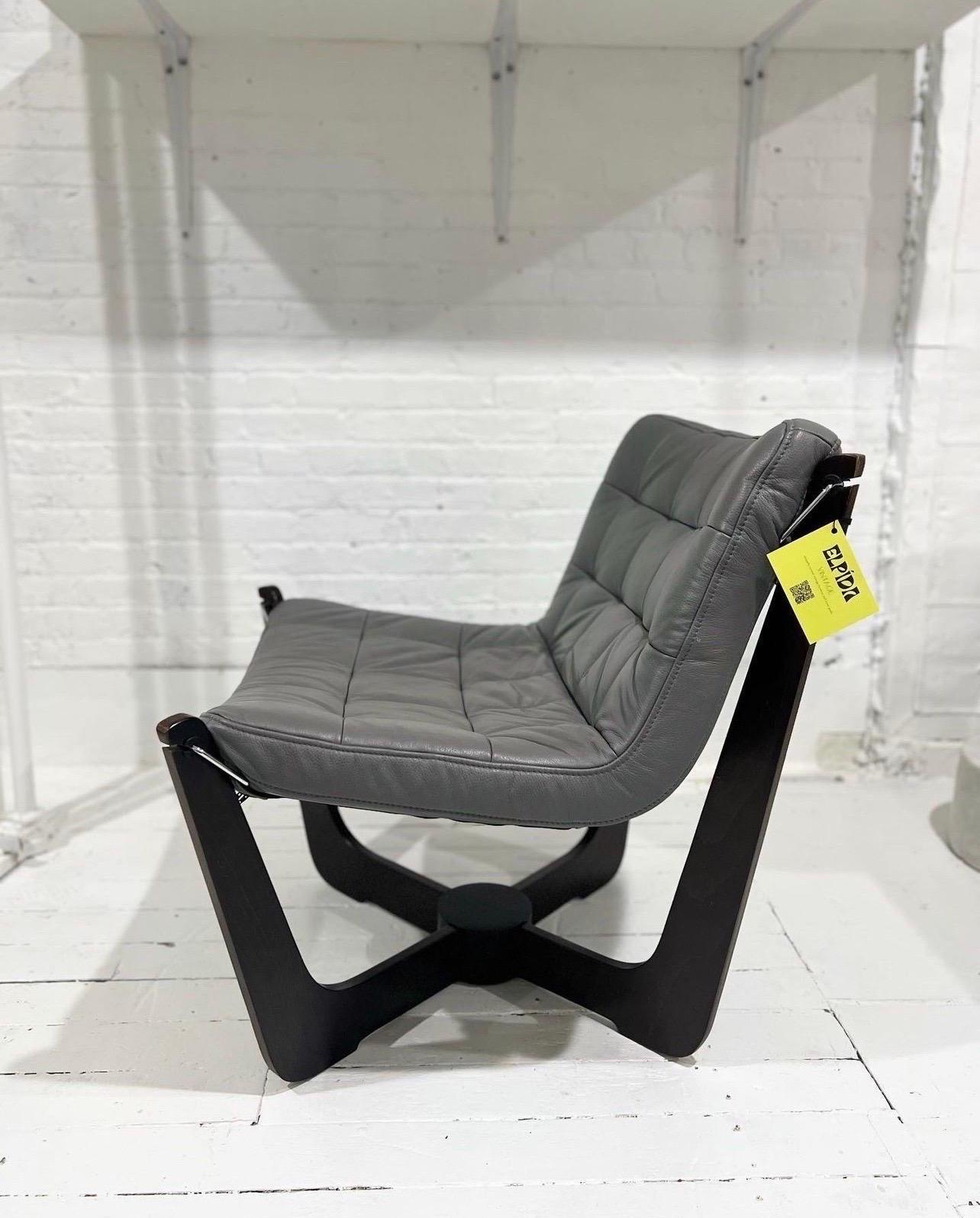 Der Phoenix-Stuhl wurde von der Gruppe HJELLEGJERDE aus Norwegen entworfen  (Leder) im Angebot
