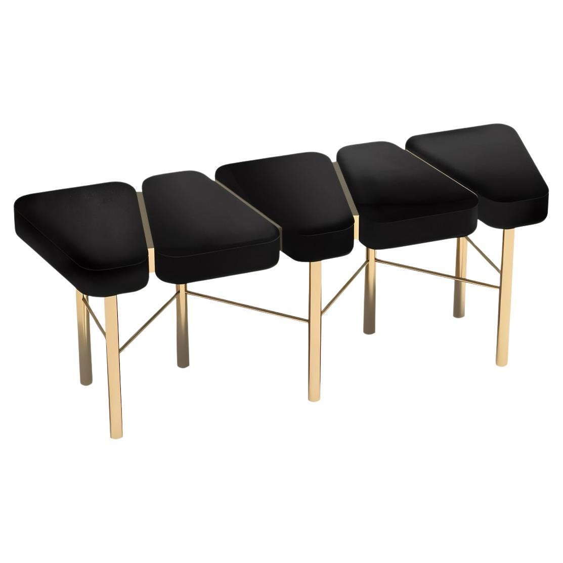 Elaborado con meticulosa atención al detalle, este lujoso banco es una pieza destacada que combina un diseño llamativo con la máxima comodidad. Toda la estructura está forjada en metal dorado cepillado, lo que le confiere un brillo cálido y