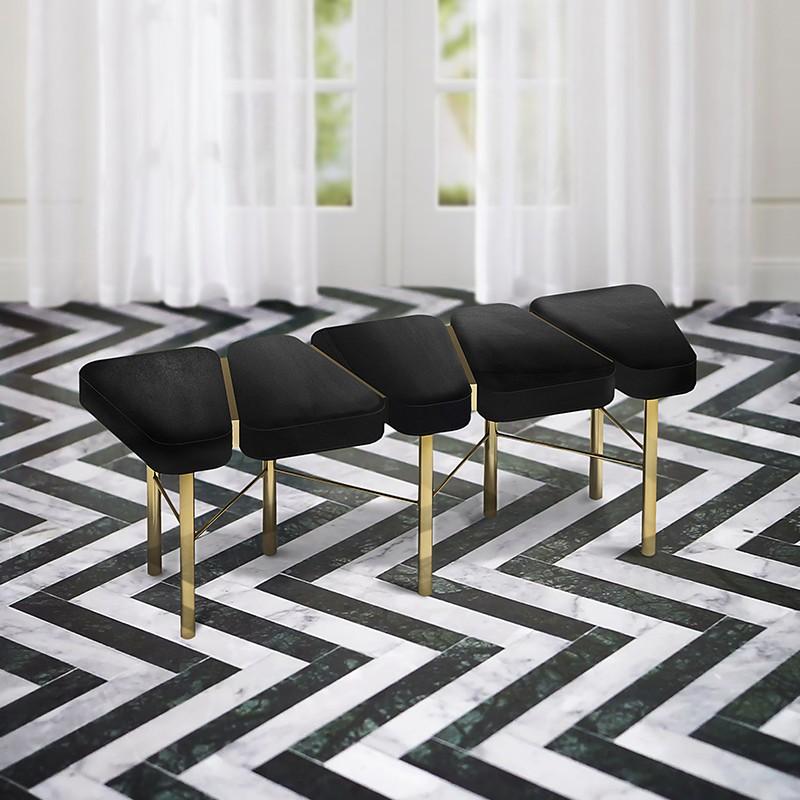 Banco geométrico Pianista de terciopelo en tonos joya con base de latón macizo Metal en venta