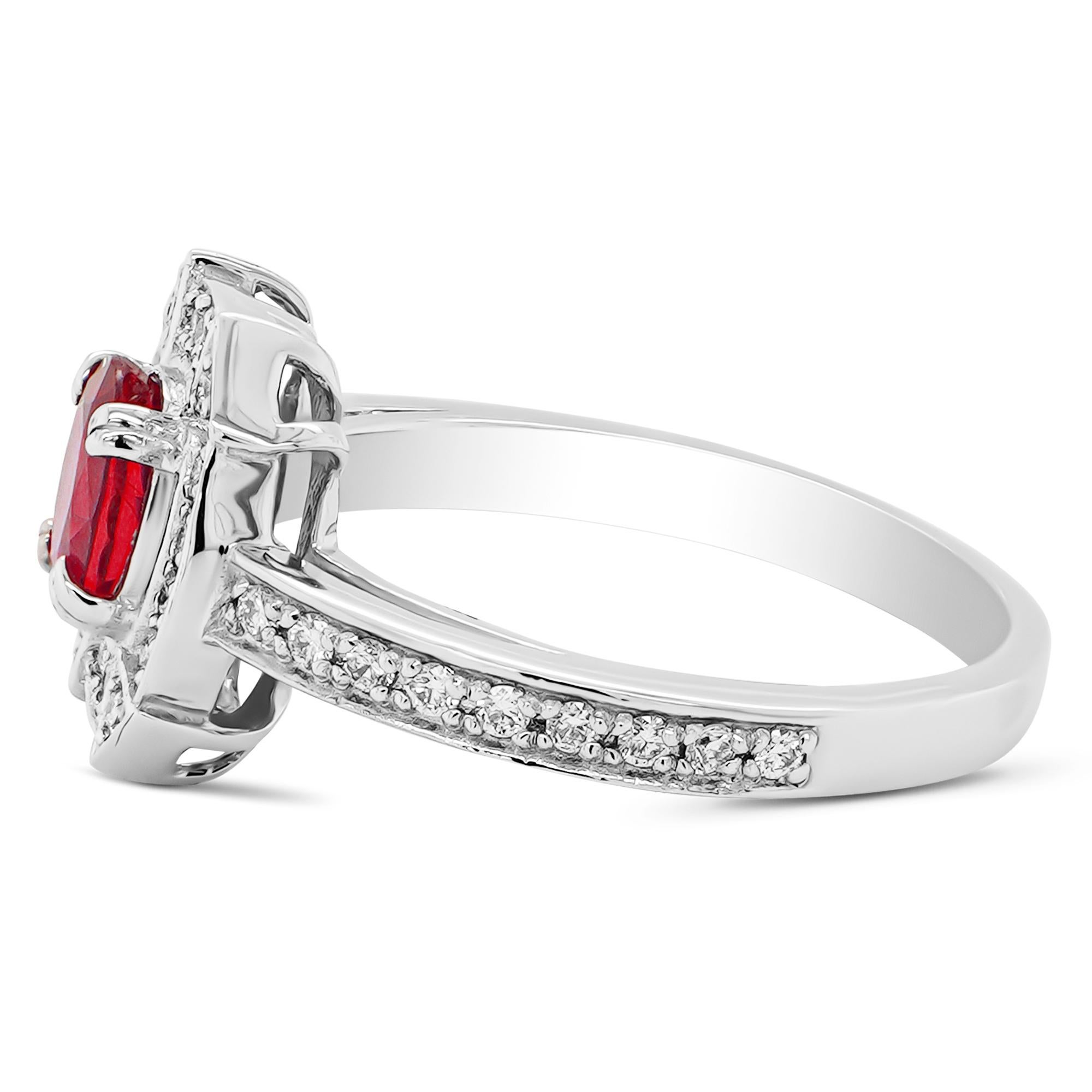 Taglio ovale Il rubino del sangue di piccione: Una leggenda del fuoco e del ghiaccio in solitario in vendita