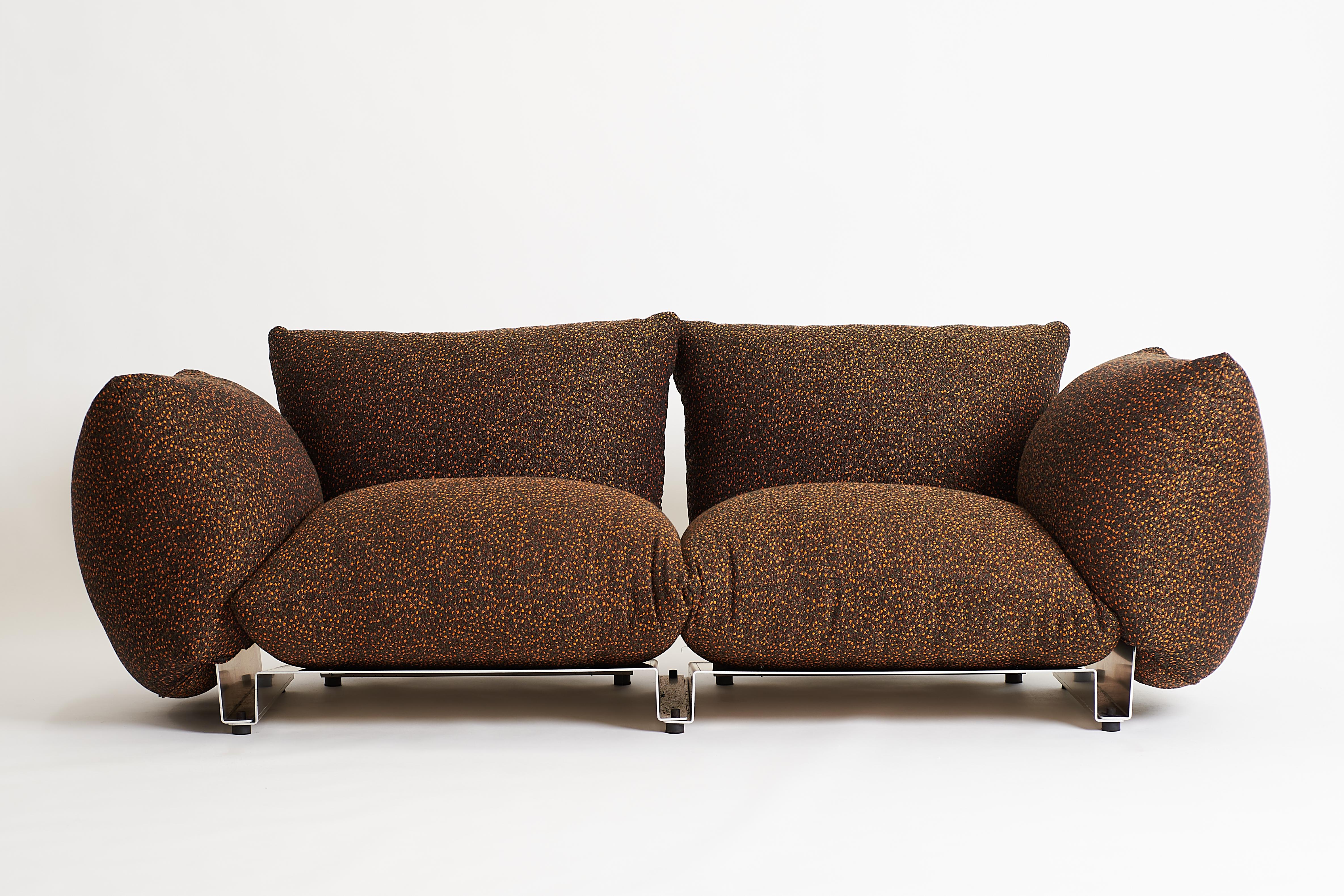 Ci siamo posti il compito di progettare un divano robusto che potesse resistere
con due bambini piccoli, ma con un aspetto semplice ed elegante in un'unica soluzione.
una casa famiglia, abbiamo sviluppato il Pillow Sofa. Il telaio in alluminio