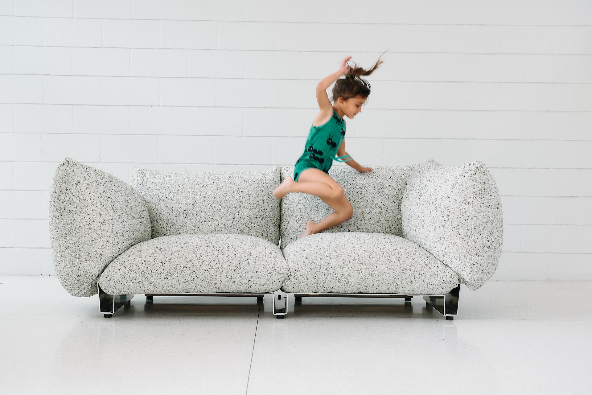 Moderno Il divano Pillow Sofa Double Seat - Divano imbottito modulare con struttura in alluminio in vendita