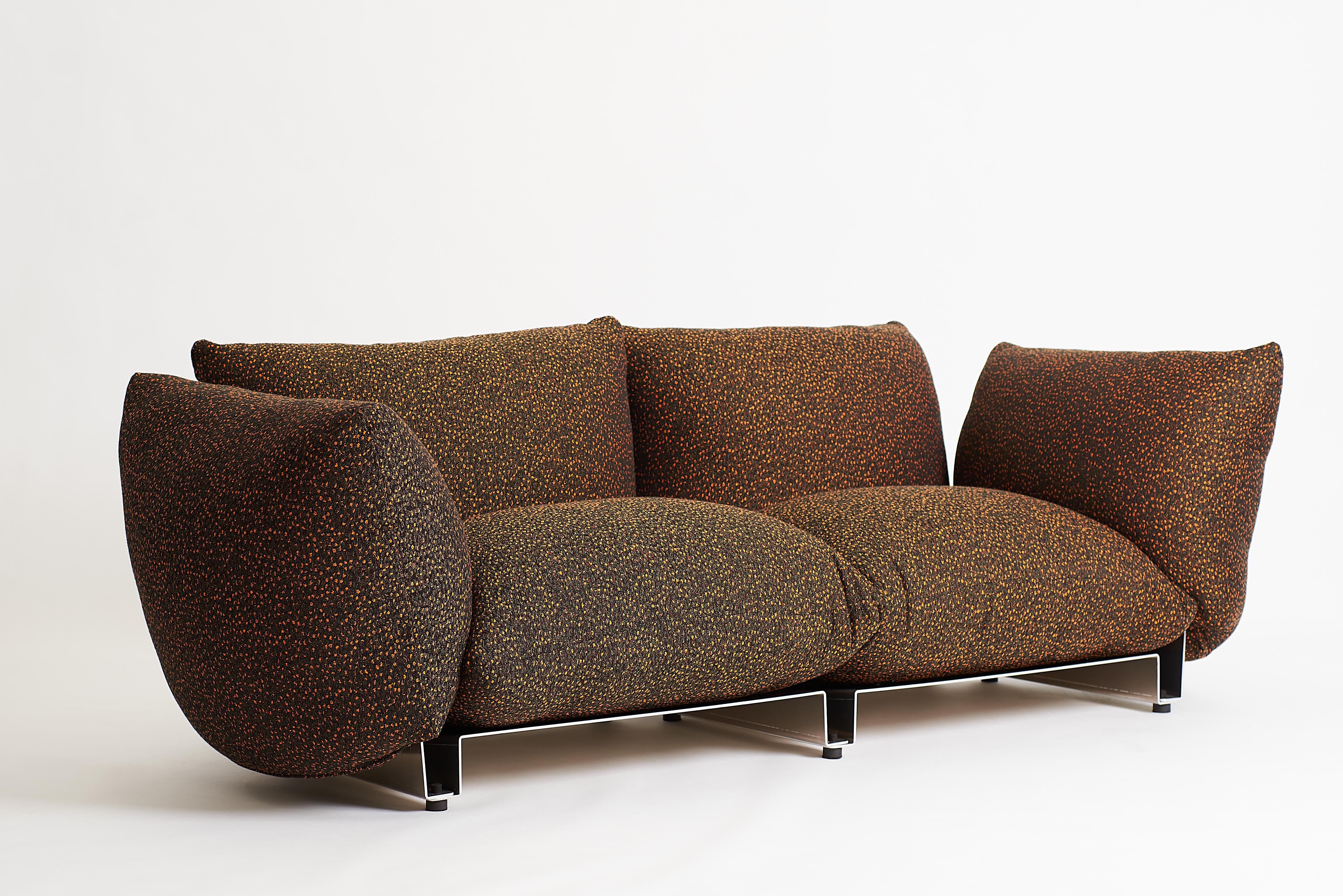 Americano Il divano Pillow Sofa Double Seat - Divano imbottito modulare con struttura in alluminio in vendita