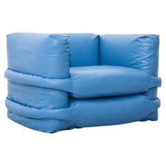 Le canapé Pillow bleu ciel de Muller Van Severen et Kassl